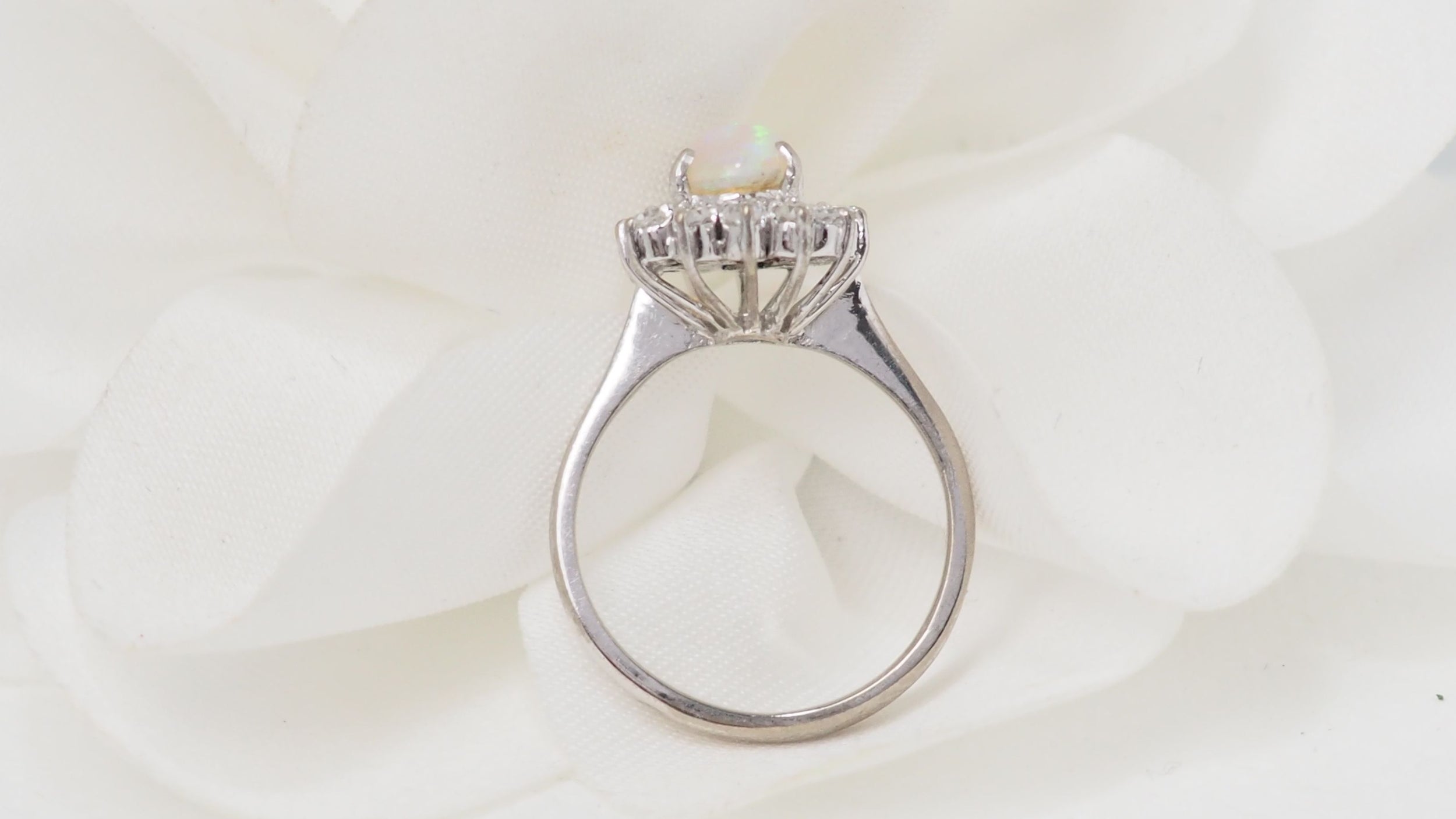 Daisy ring in white gold, opal and diamonds 