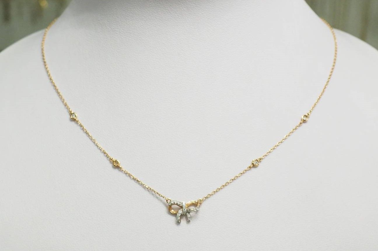 Collier avec motif nœud en or rose et diamants