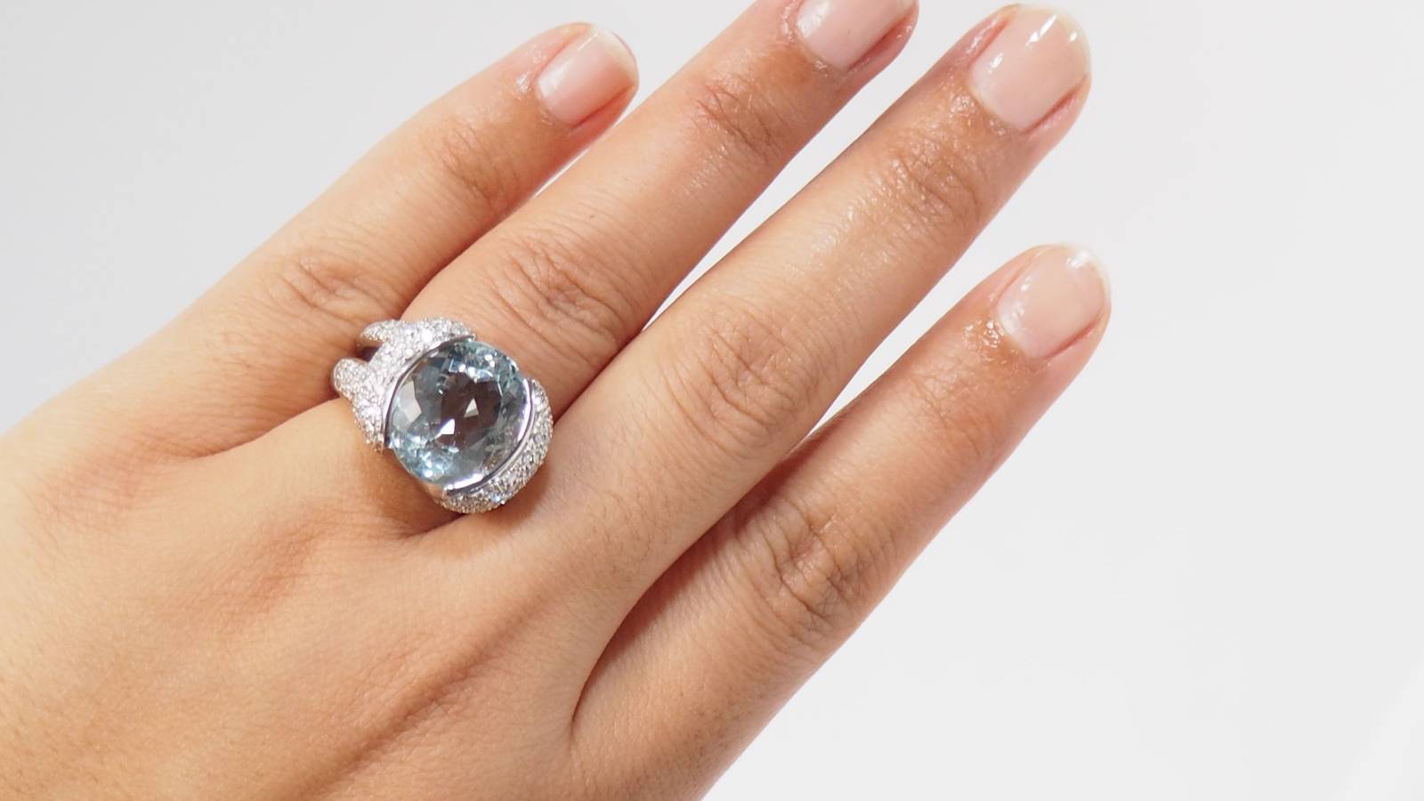 Bague en or blanc, aigue marine et diamants