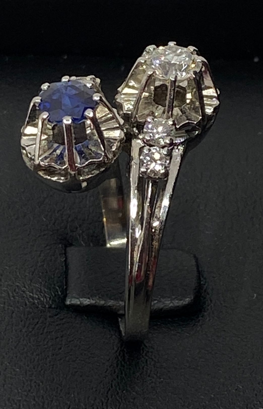 Ring in 18 carat gold, you and me in diamonds and Sapphire