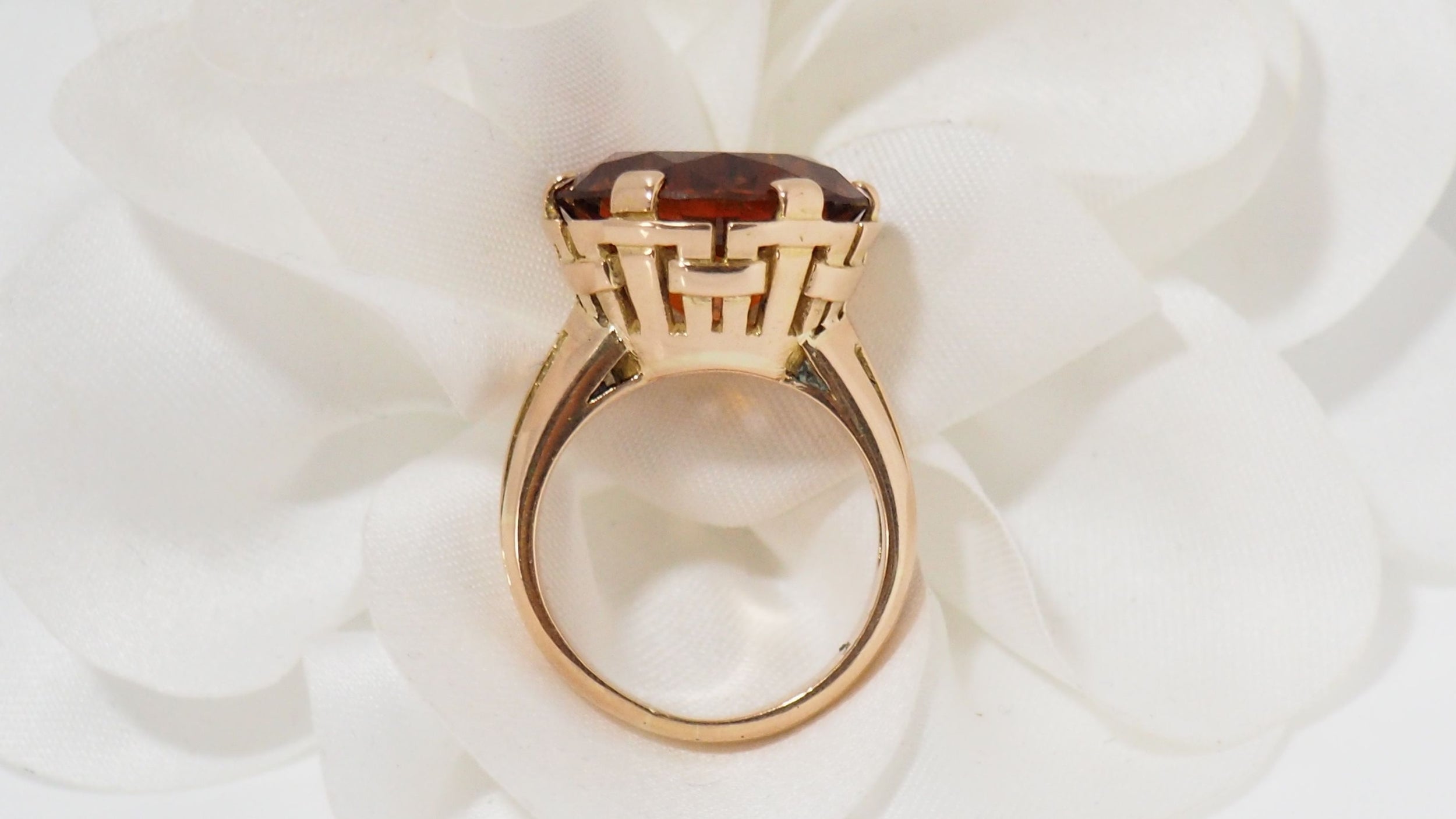 Bague vintage en or rose et saphir orange