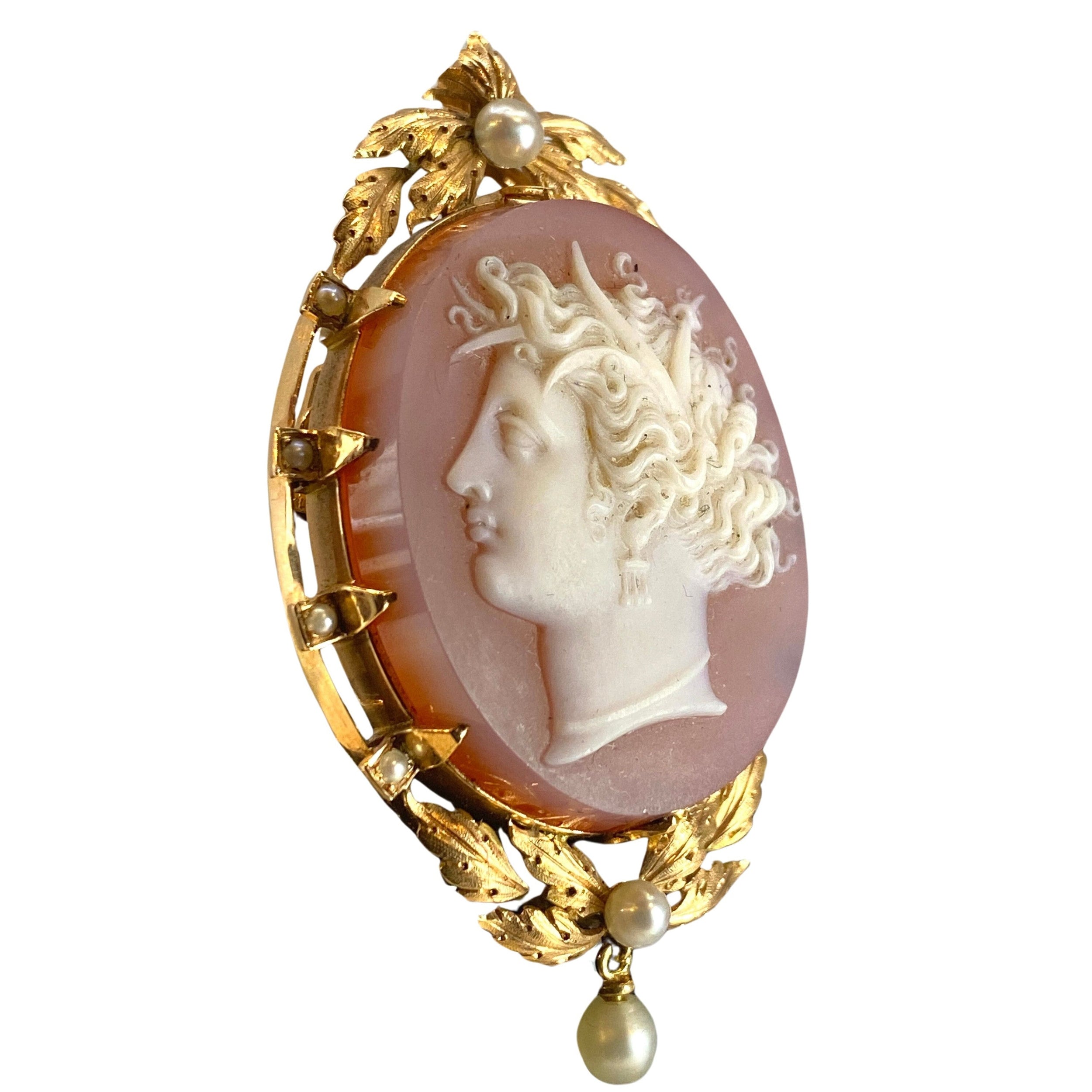 Camée en or 18 carats et agate, profil de femme et perles fines.