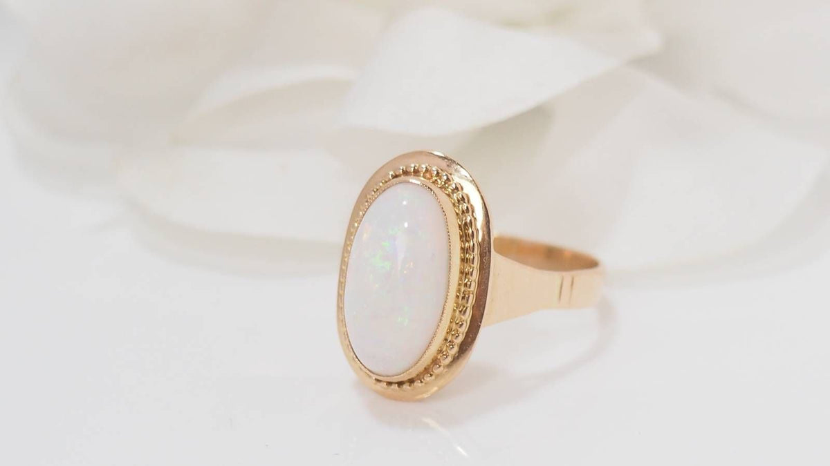Bague en or rose et Opale