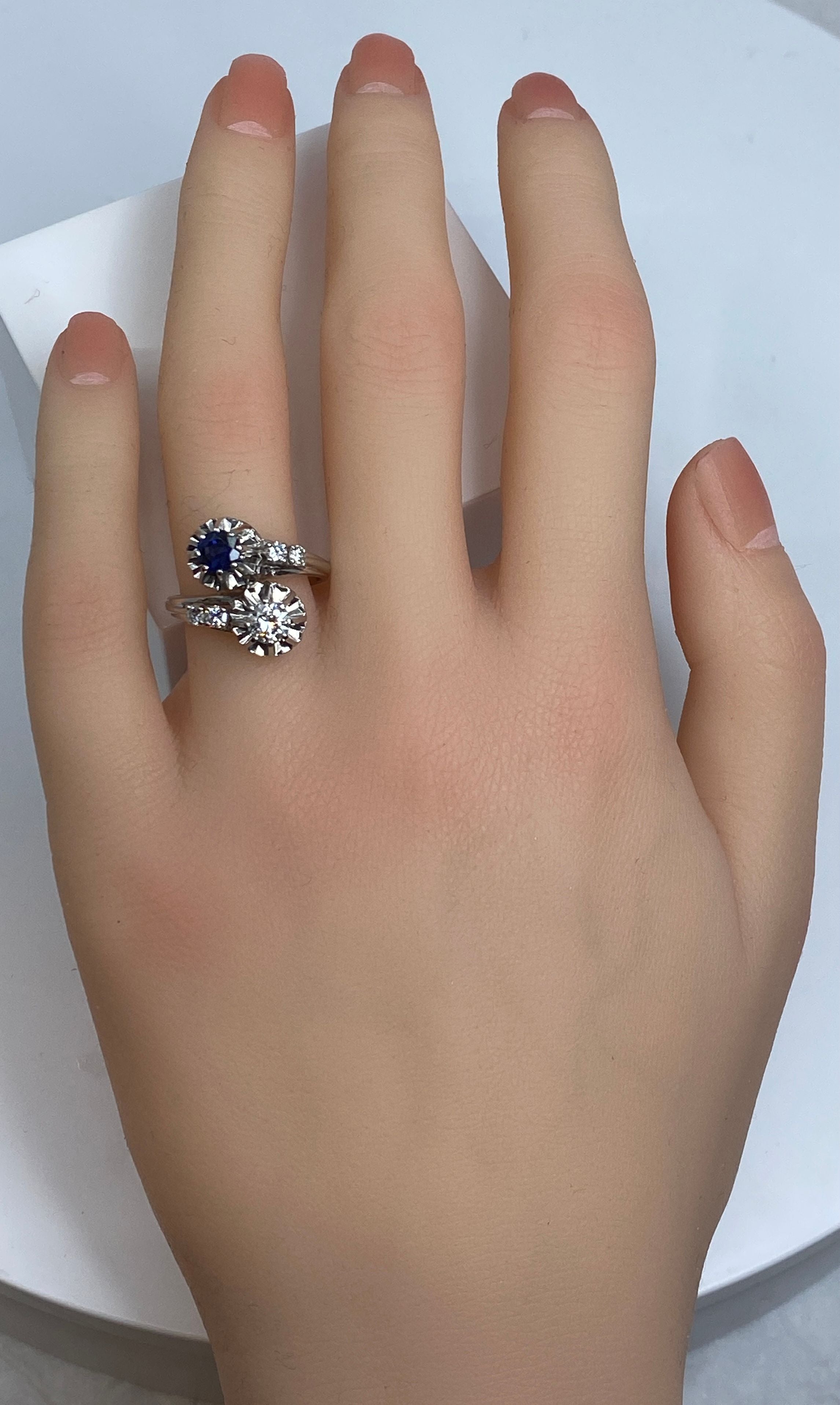 Ring in 18 carat gold, you and me in diamonds and Sapphire