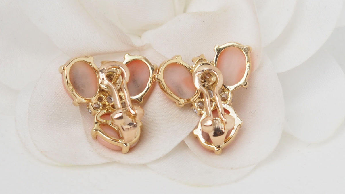 Boucles d'oreilles en or jaune, Cabochons de corail et diamants