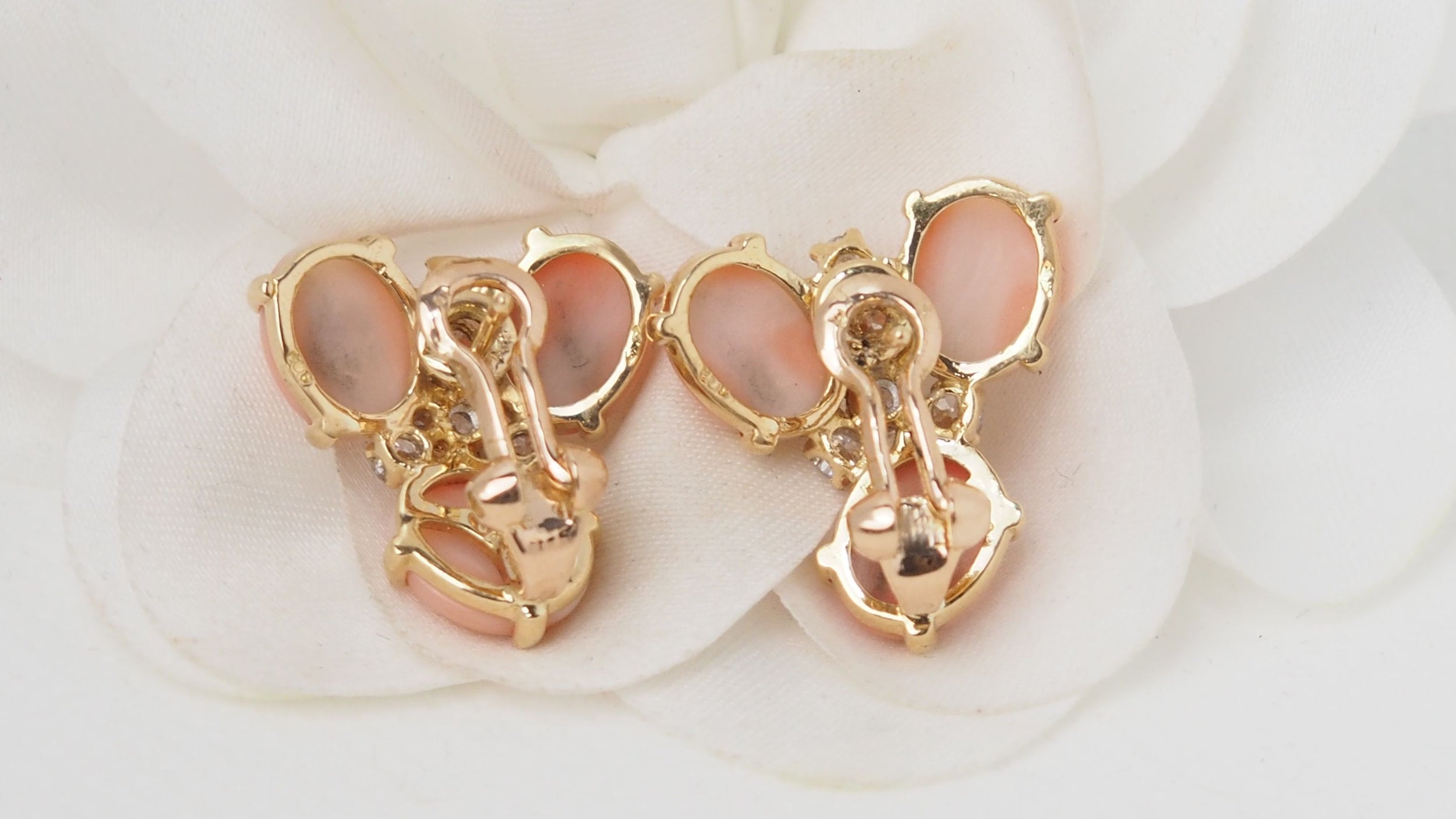 Yellow gold earrings, coral cabochons and diamonds 