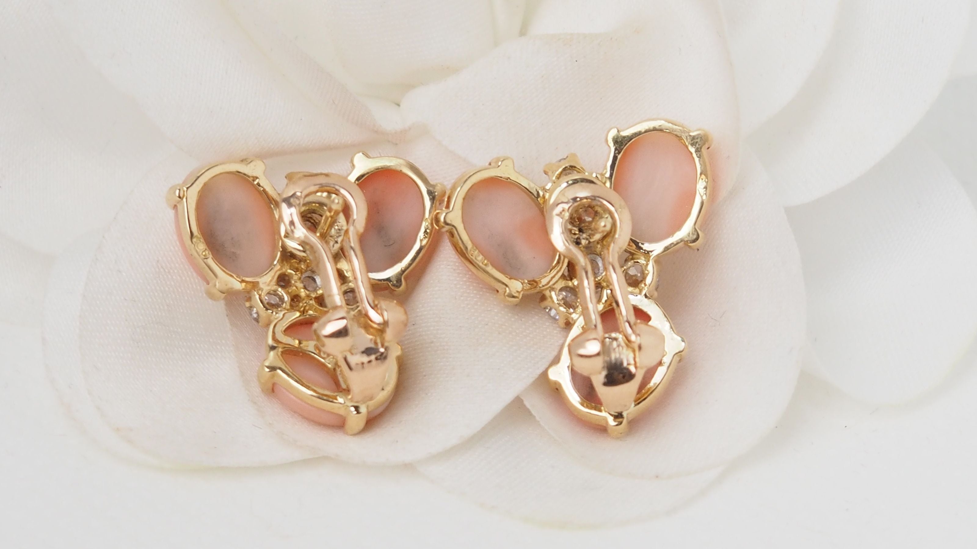 Yellow gold earrings, coral cabochons and diamonds 