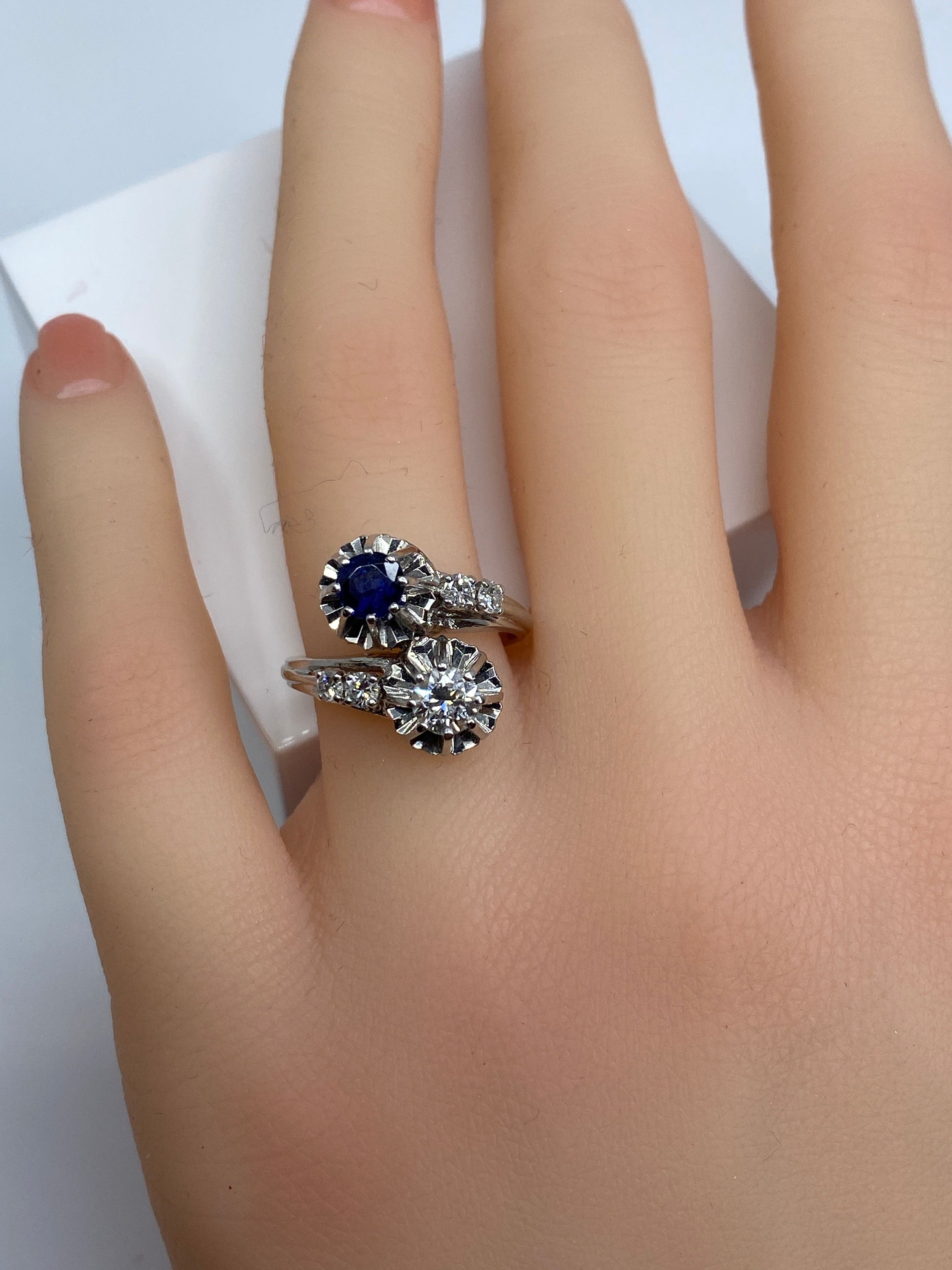 Ring in 18 carat gold, you and me in diamonds and Sapphire