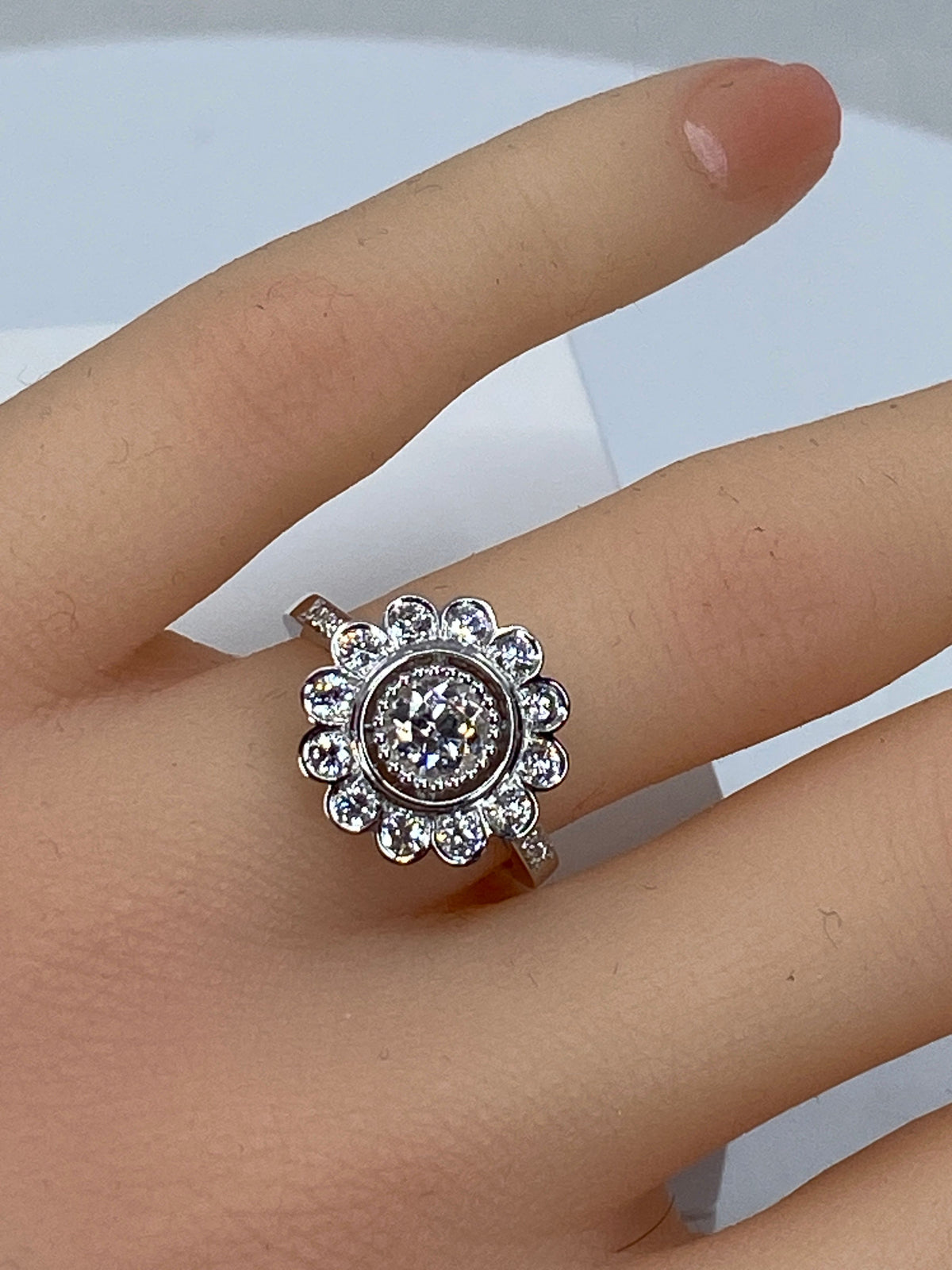 Bague marguerite en or 18 carats ornée de diamants de taille brillant