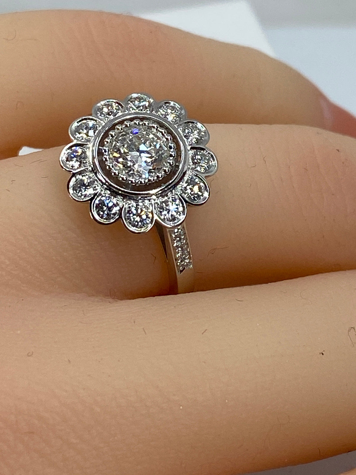 Bague marguerite en or 18 carats ornée de diamants de taille brillant
