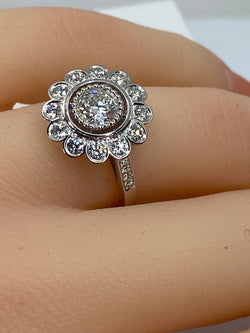 18k gold daisy ring with brilliant-cut diamonds