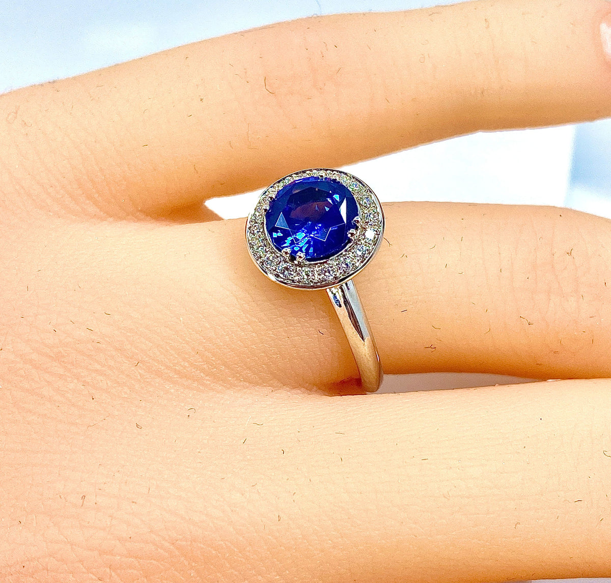 Bague de fiançailles en or blanc 18 carats en saphir et diamants