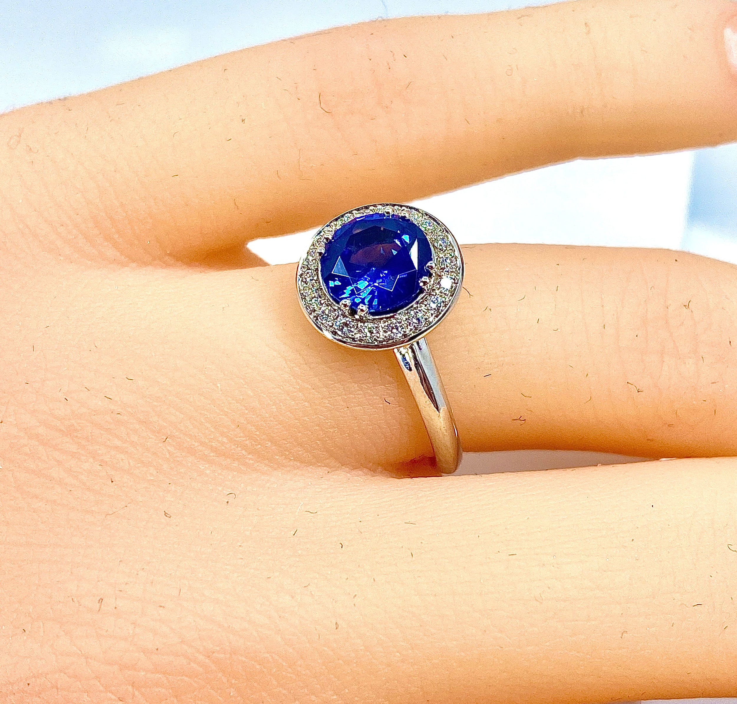Bague de fiançailles en or blanc 18 carats en saphir et diamants