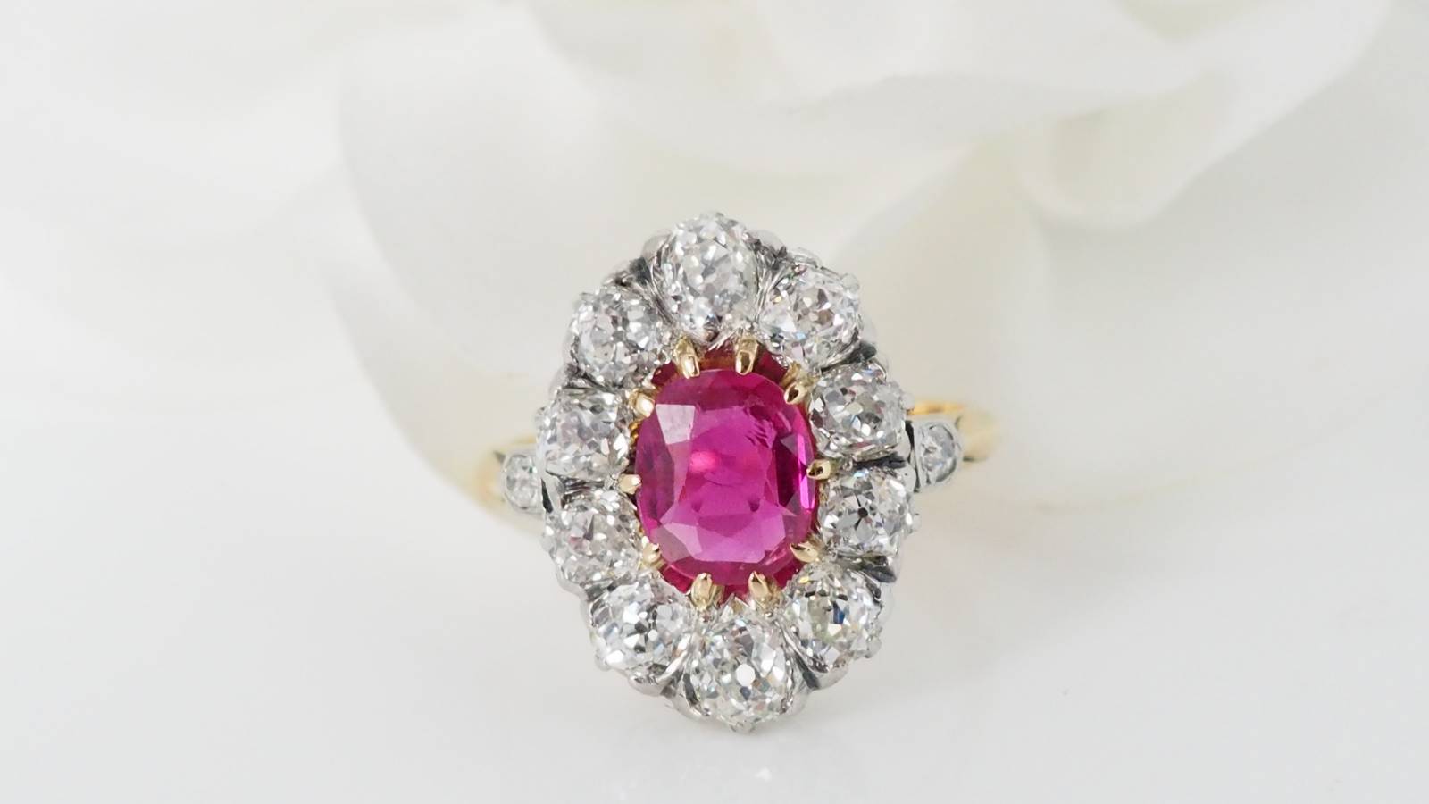 Bague Pompadour en or bicolore, rubis naturel et diamants