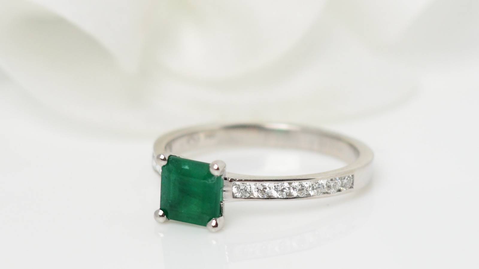 Bague en or blanc, émeraude et diamants