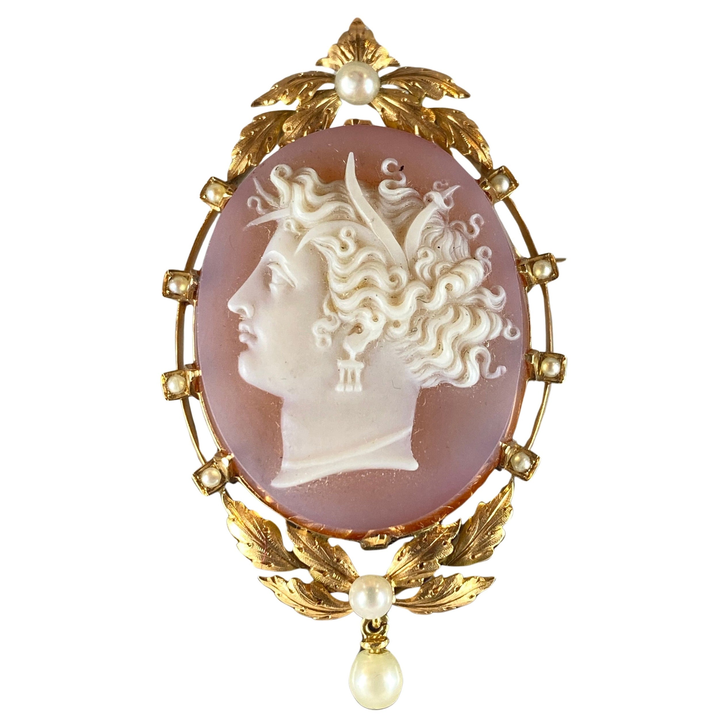 Camée en or 18 carats et agate, profil de femme et perles fines.