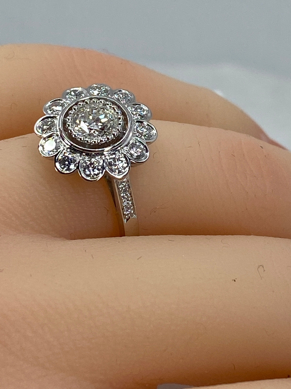 Bague marguerite en or 18 carats ornée de diamants de taille brillant