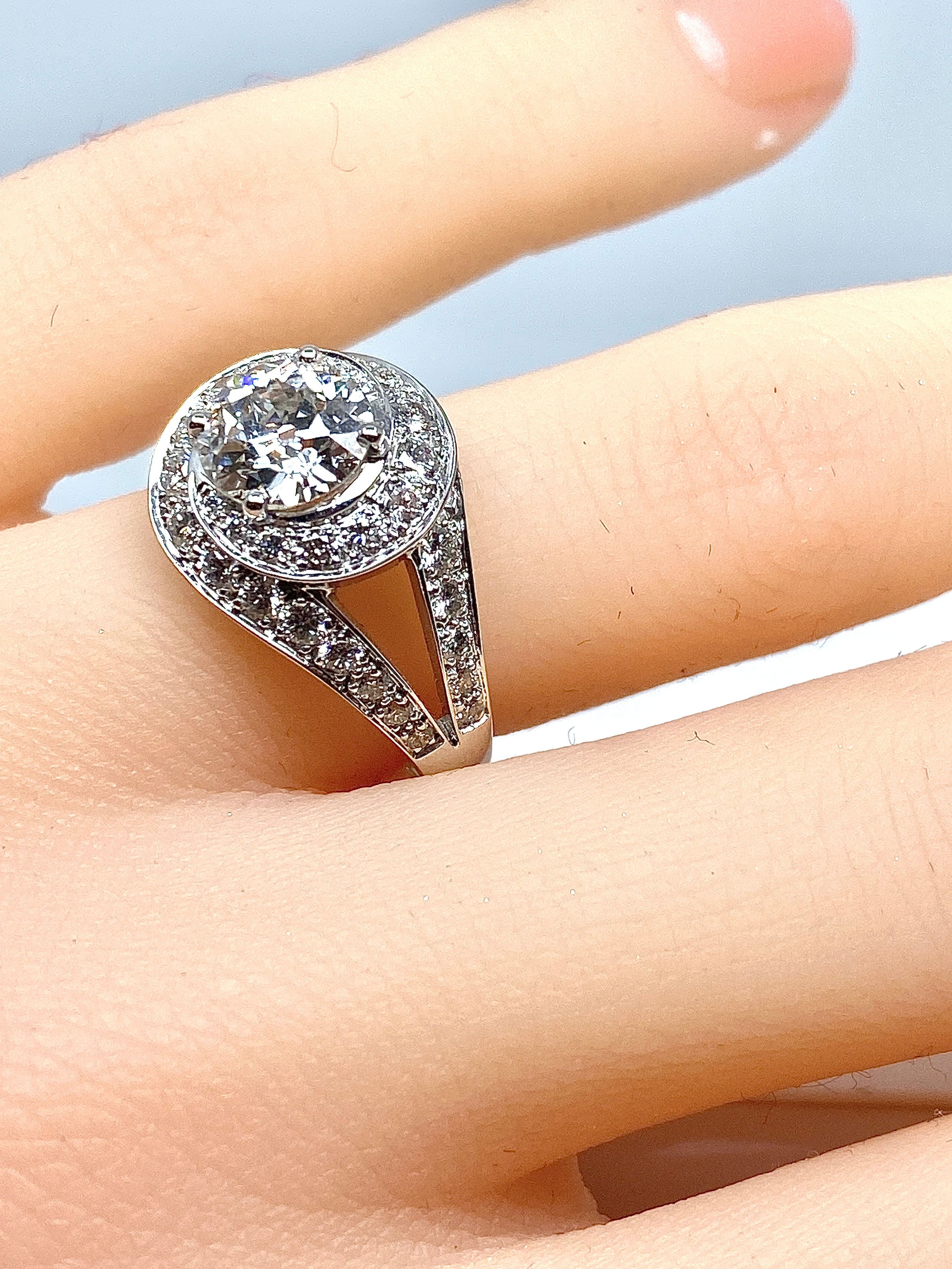 Bague tourbillon en or 18 carats en diamants