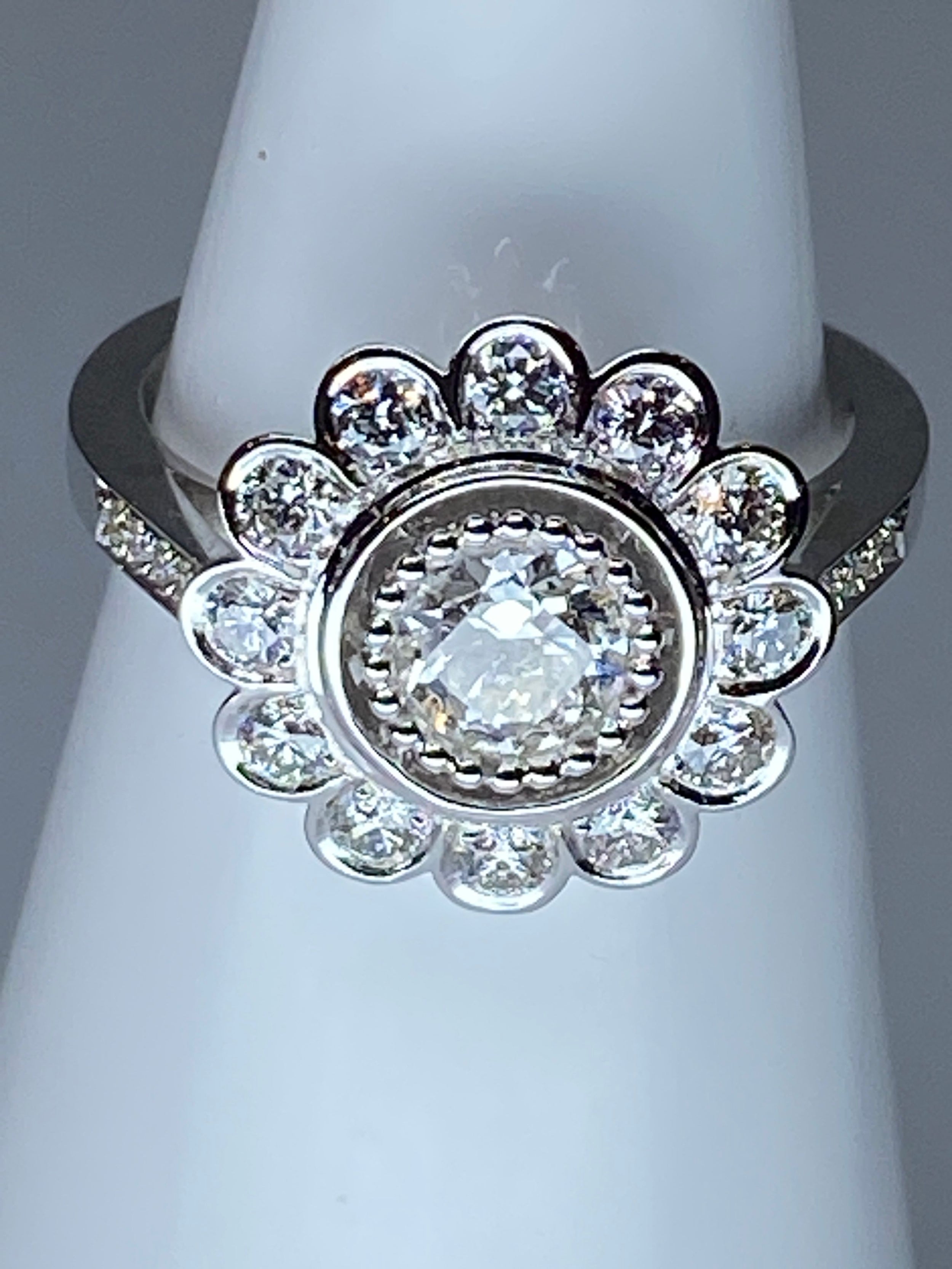 18k gold daisy ring with brilliant-cut diamonds