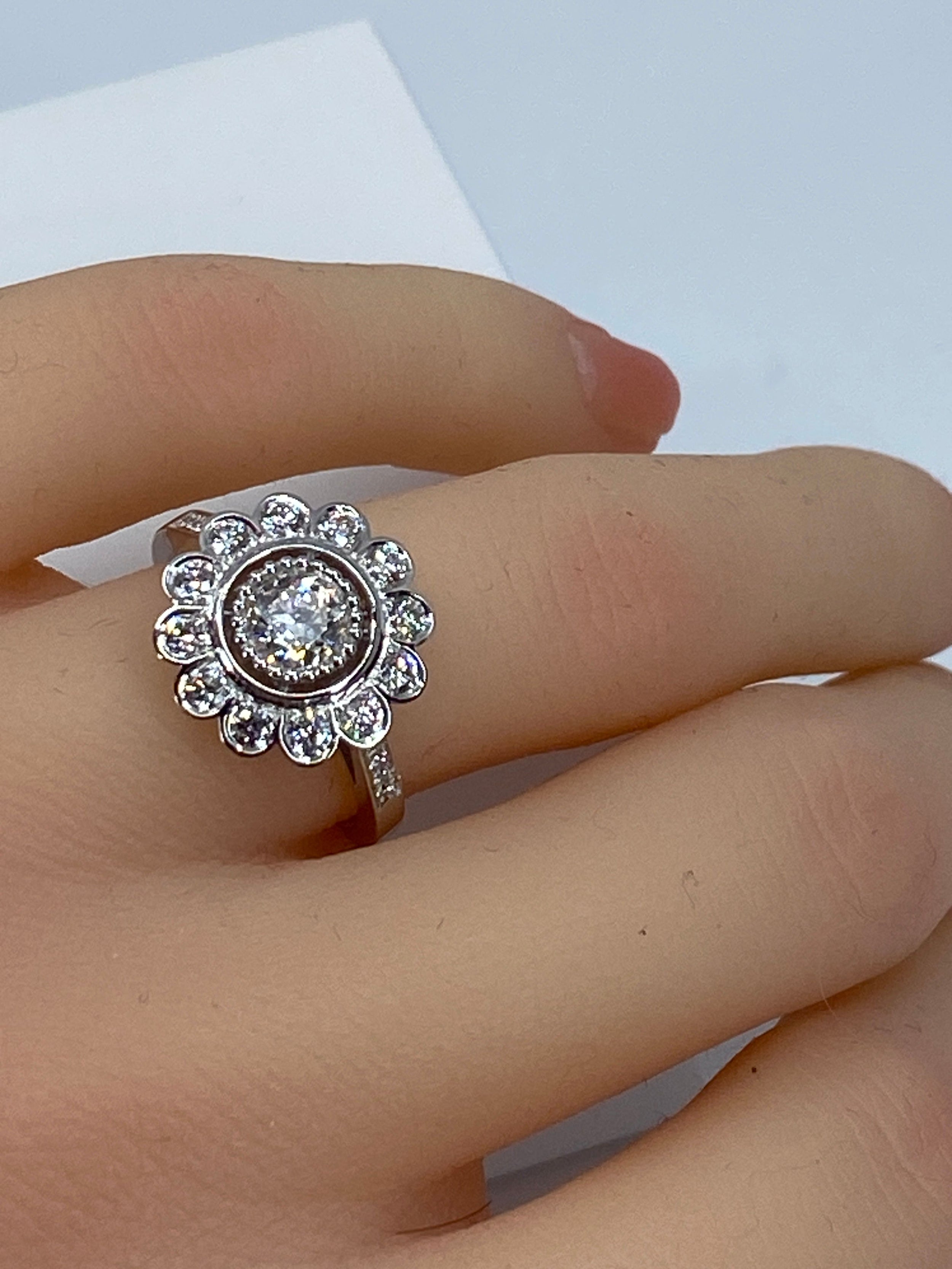 18k gold daisy ring with brilliant-cut diamonds