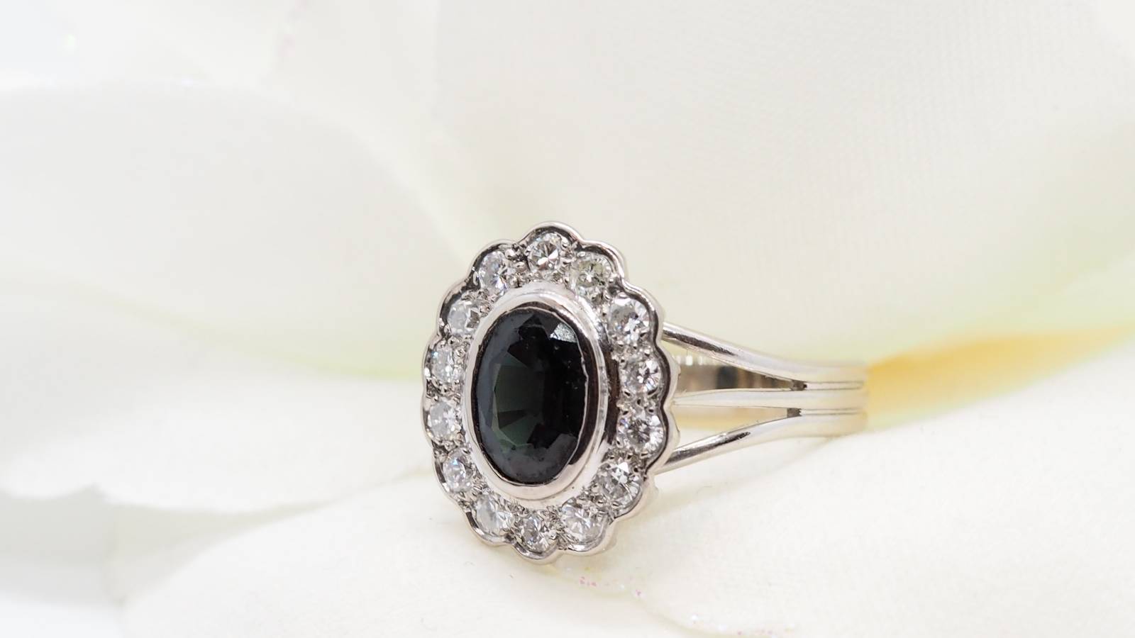 Bague marguerite en or blanc, saphir et diamants