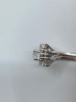 Daisy ring in 18-carat white gold, square shape in gold wire and diamonds