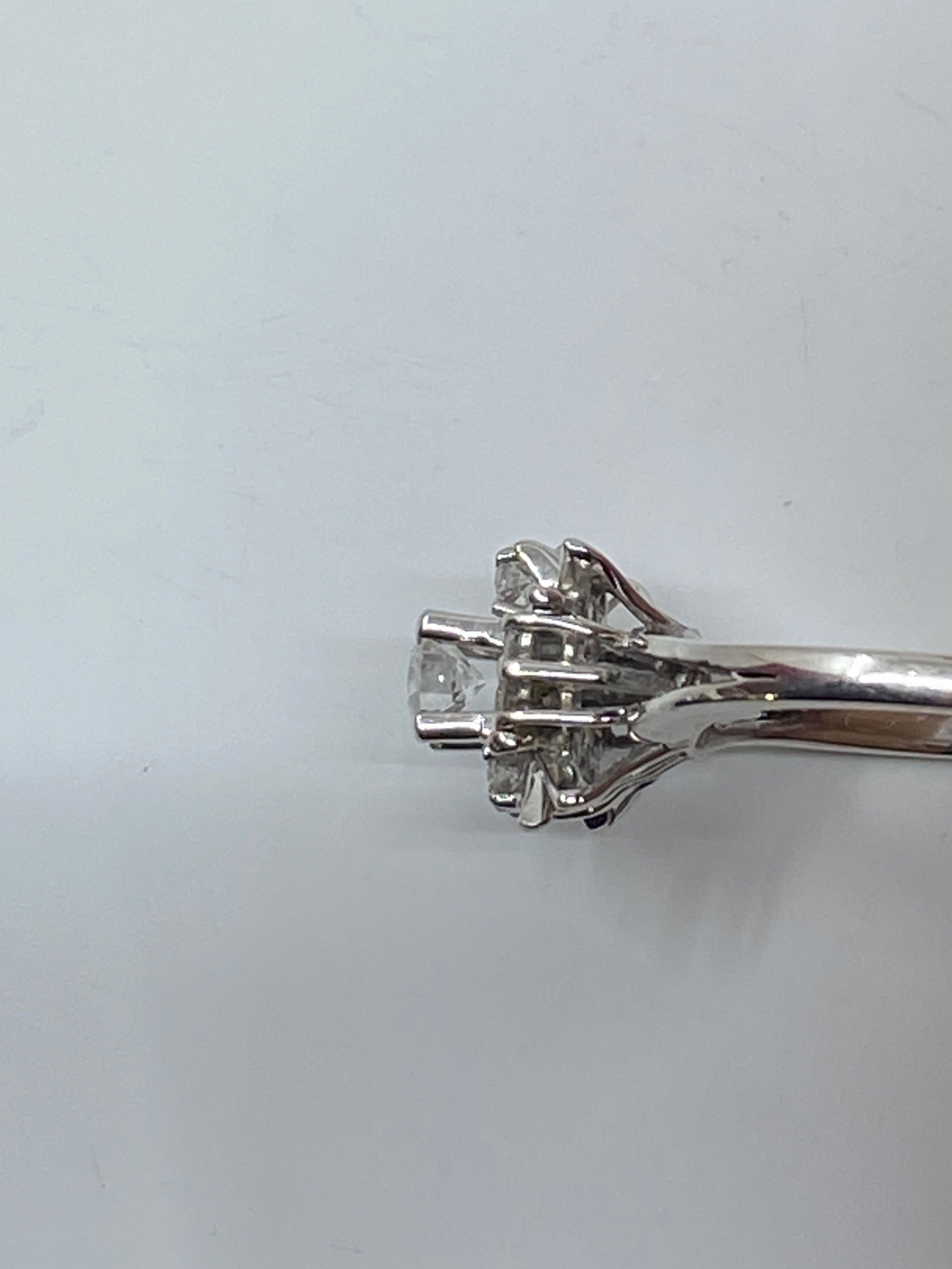 Daisy ring in 18-carat white gold, square shape in gold wire and diamonds