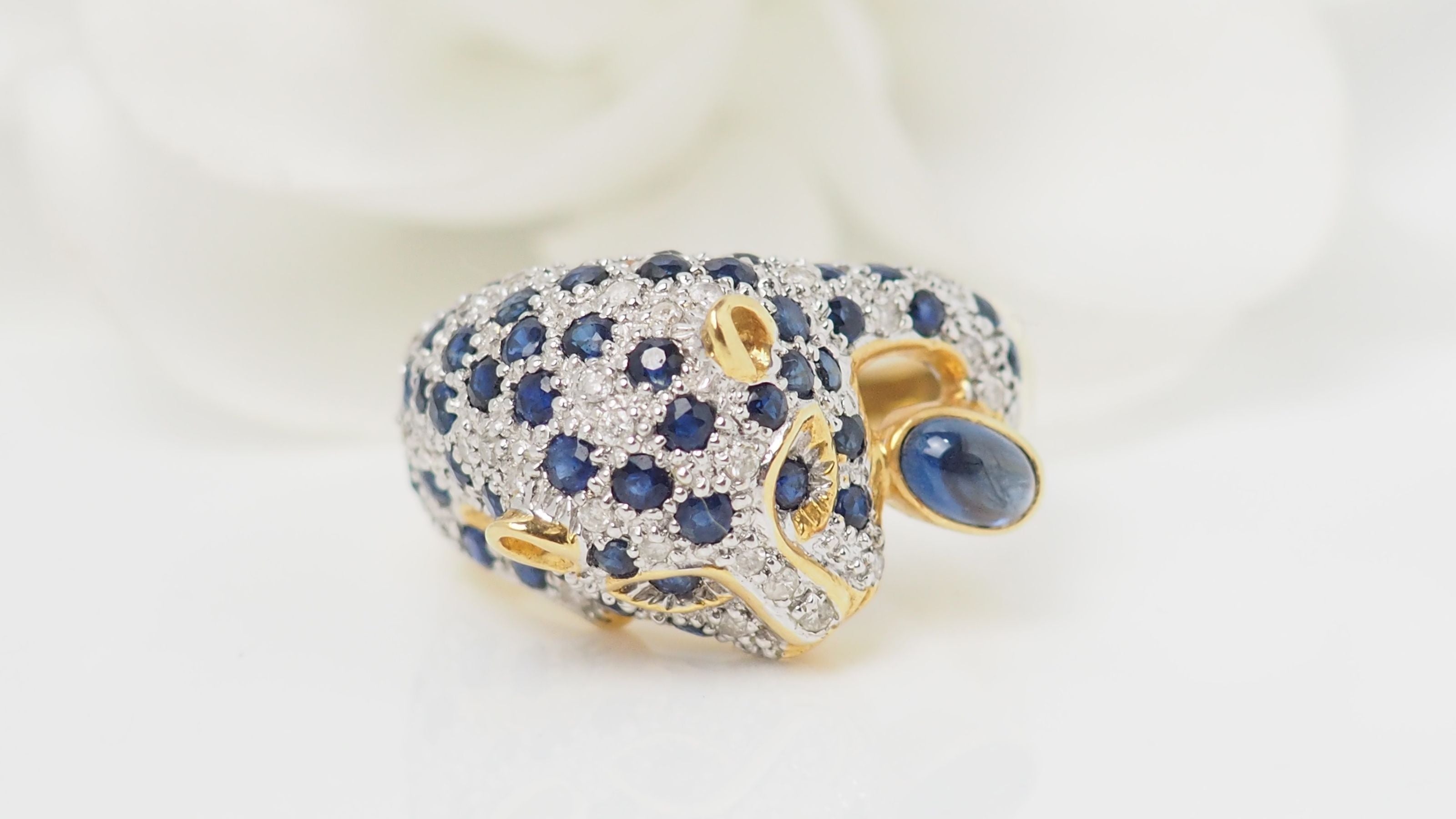 Bague Panthère en or jaune, saphirs et diamants