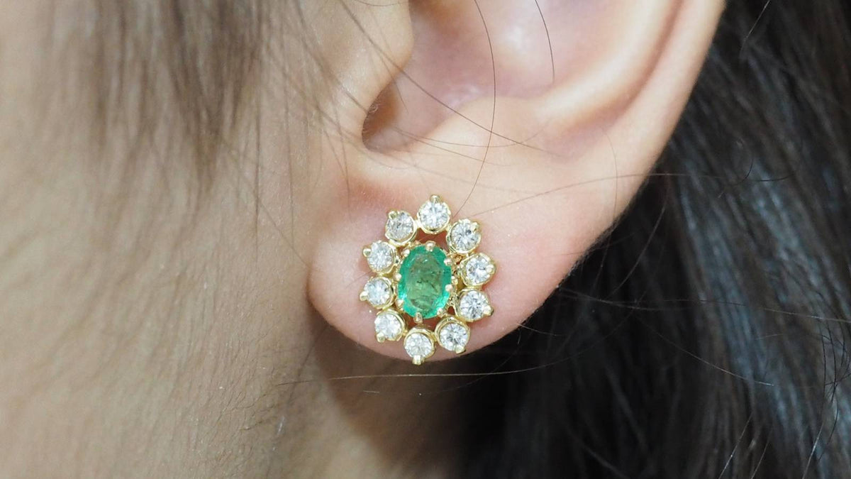 Boucles d'oreilles Puces en or jaune, Emeraudes et diamants