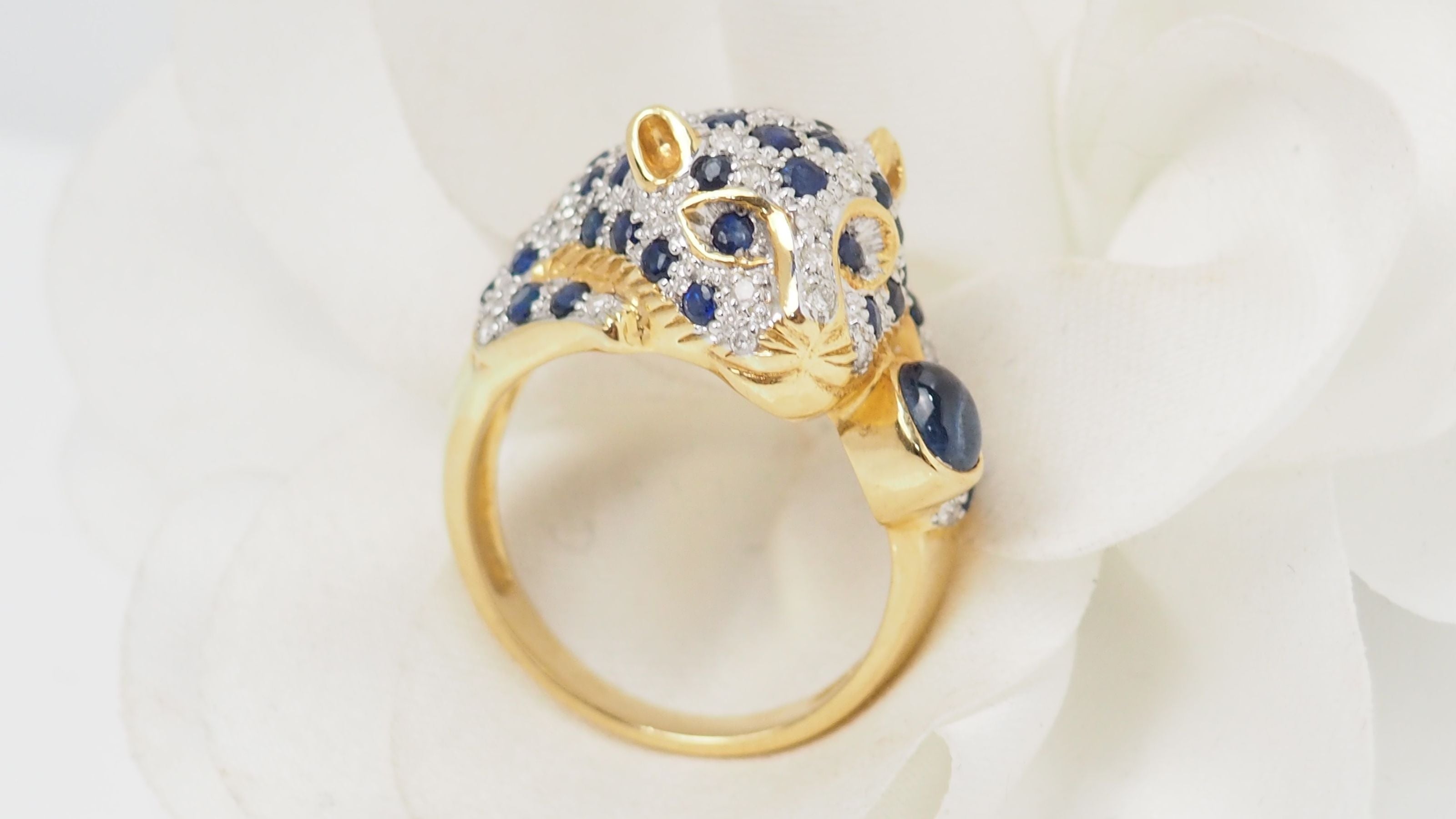 Bague Panthère en or jaune, saphirs et diamants