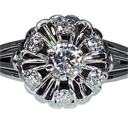 Bague ronde en or 18 carats marguerite sertie de 7 diamants de taille brillant