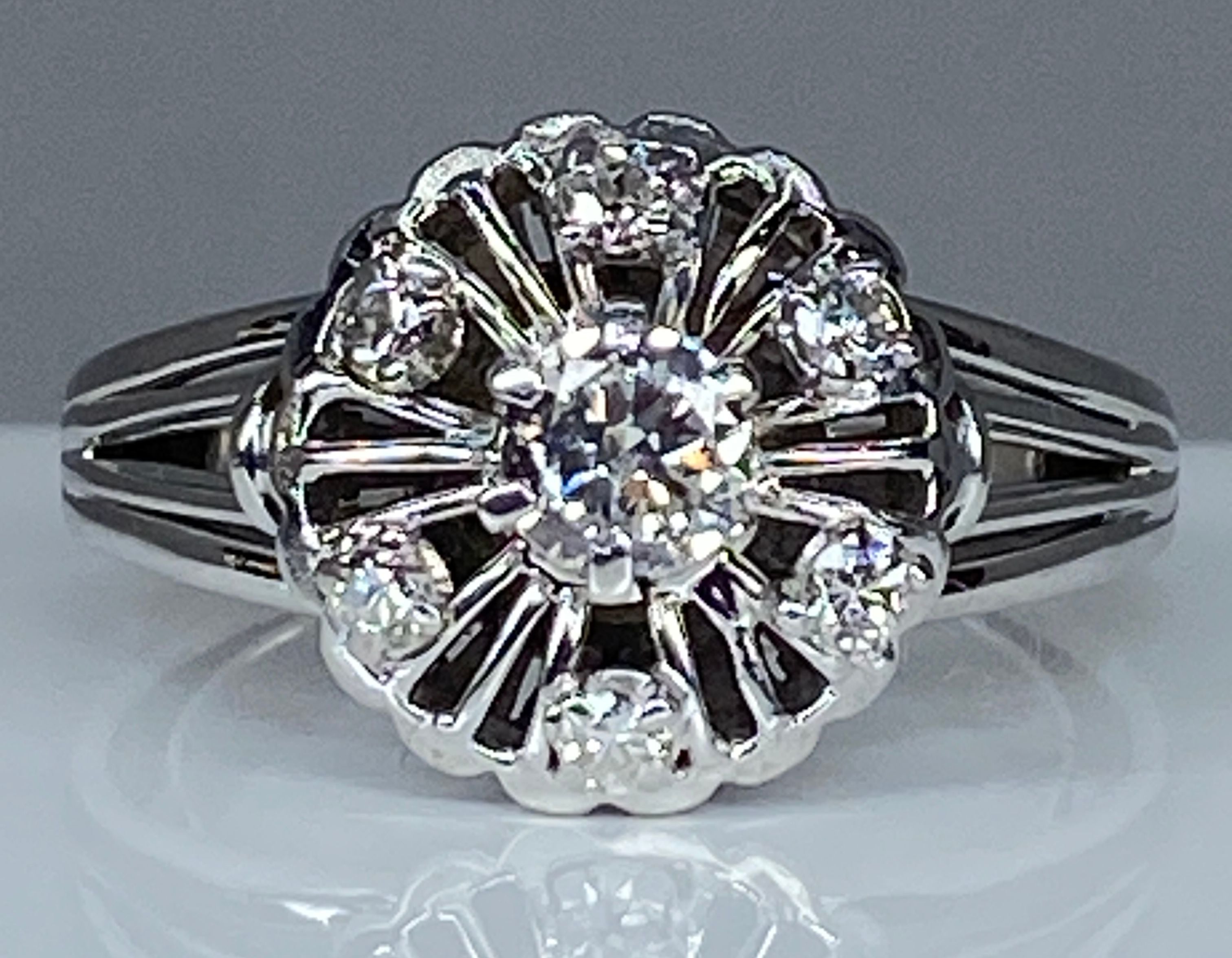 Bague ronde en or 18 carats marguerite sertie de 7 diamants de taille brillant