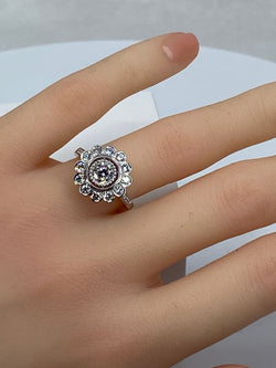 18k gold daisy ring with brilliant-cut diamonds