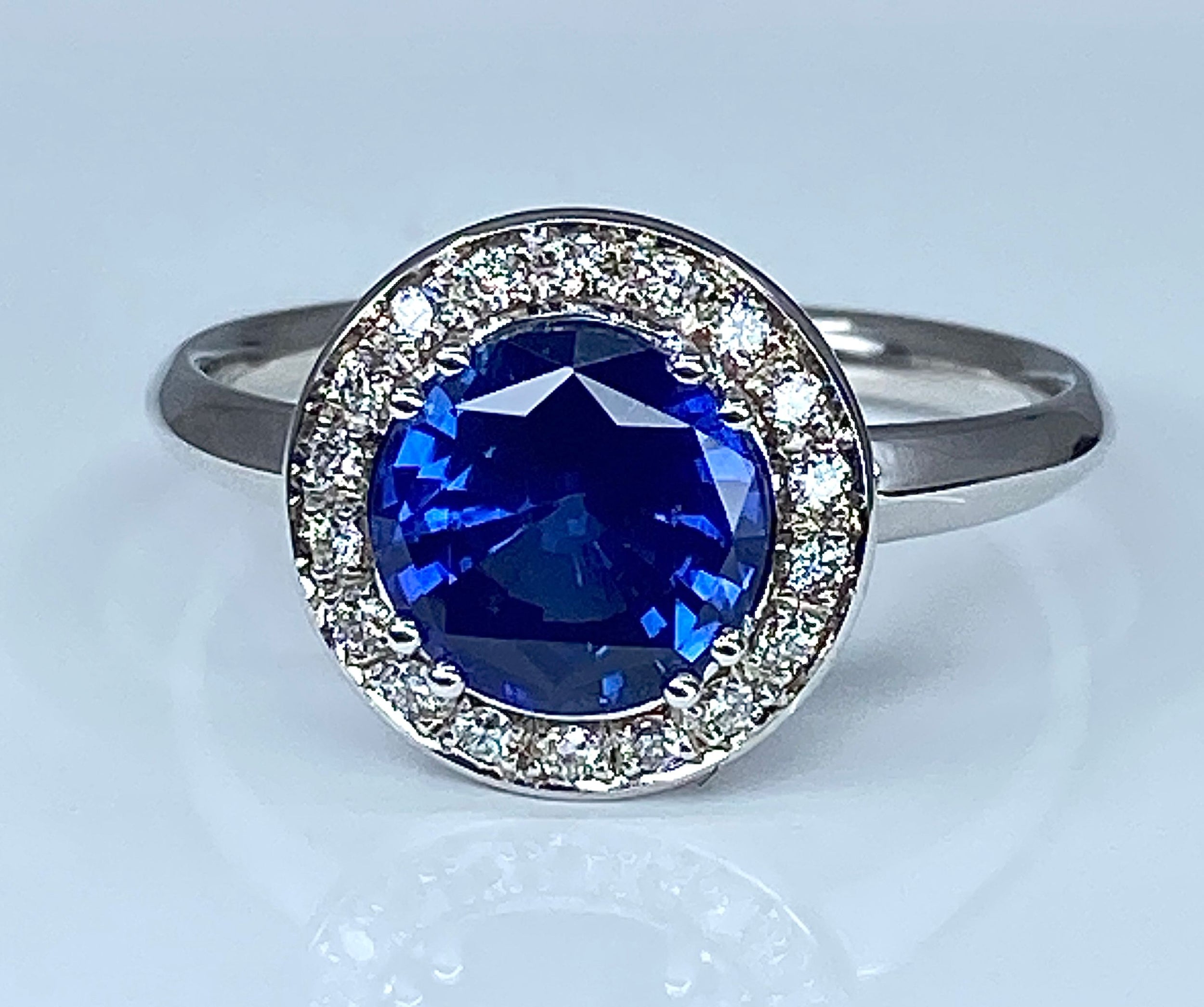 Bague de fiançailles en or blanc 18 carats en saphir et diamants