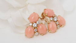Boucles d'oreilles en or jaune, Cabochons de corail et diamants