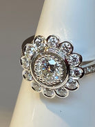 Bague marguerite en or 18 carats ornée de diamants de taille brillant