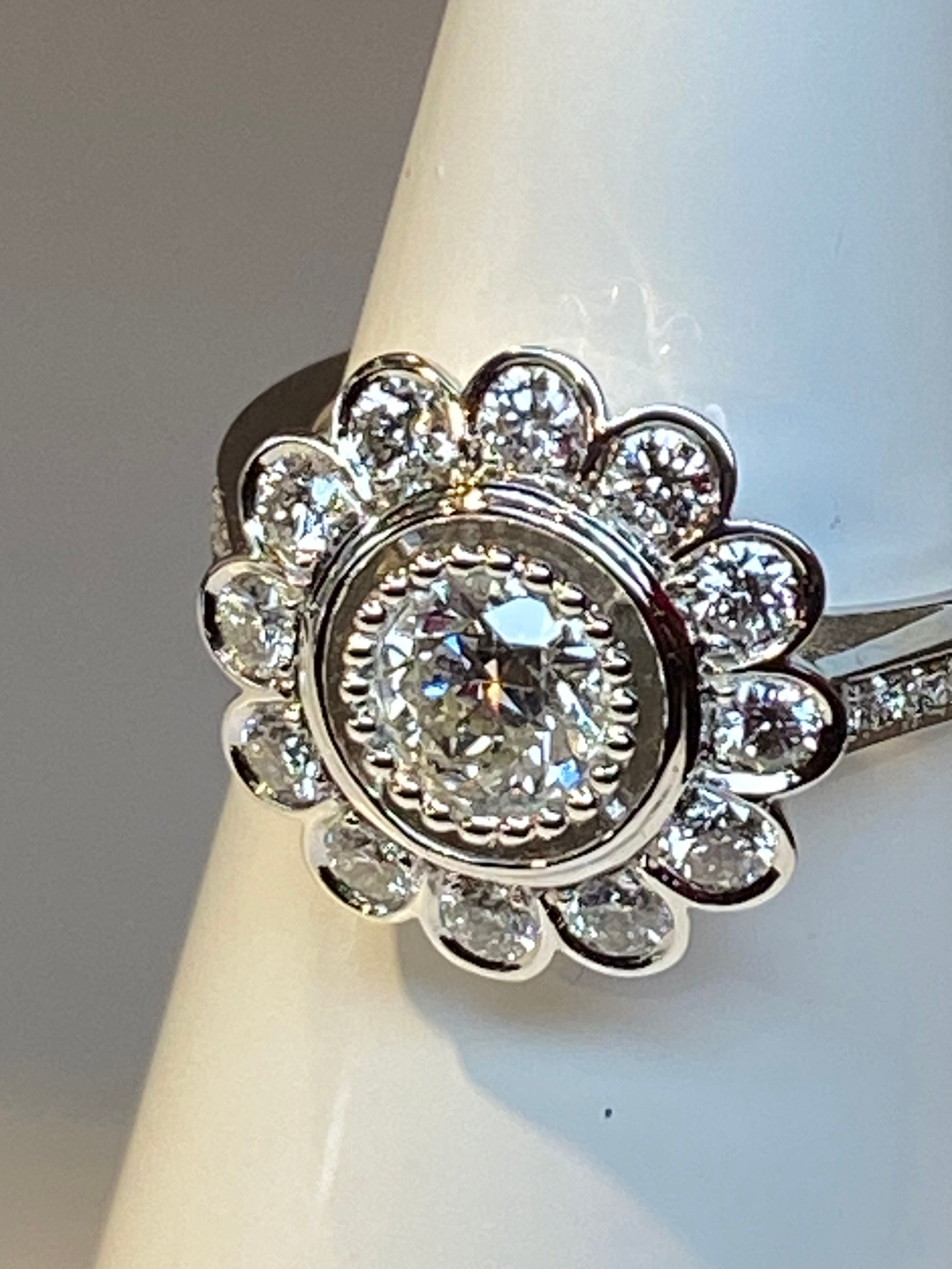 Bague marguerite en or 18 carats ornée de diamants de taille brillant