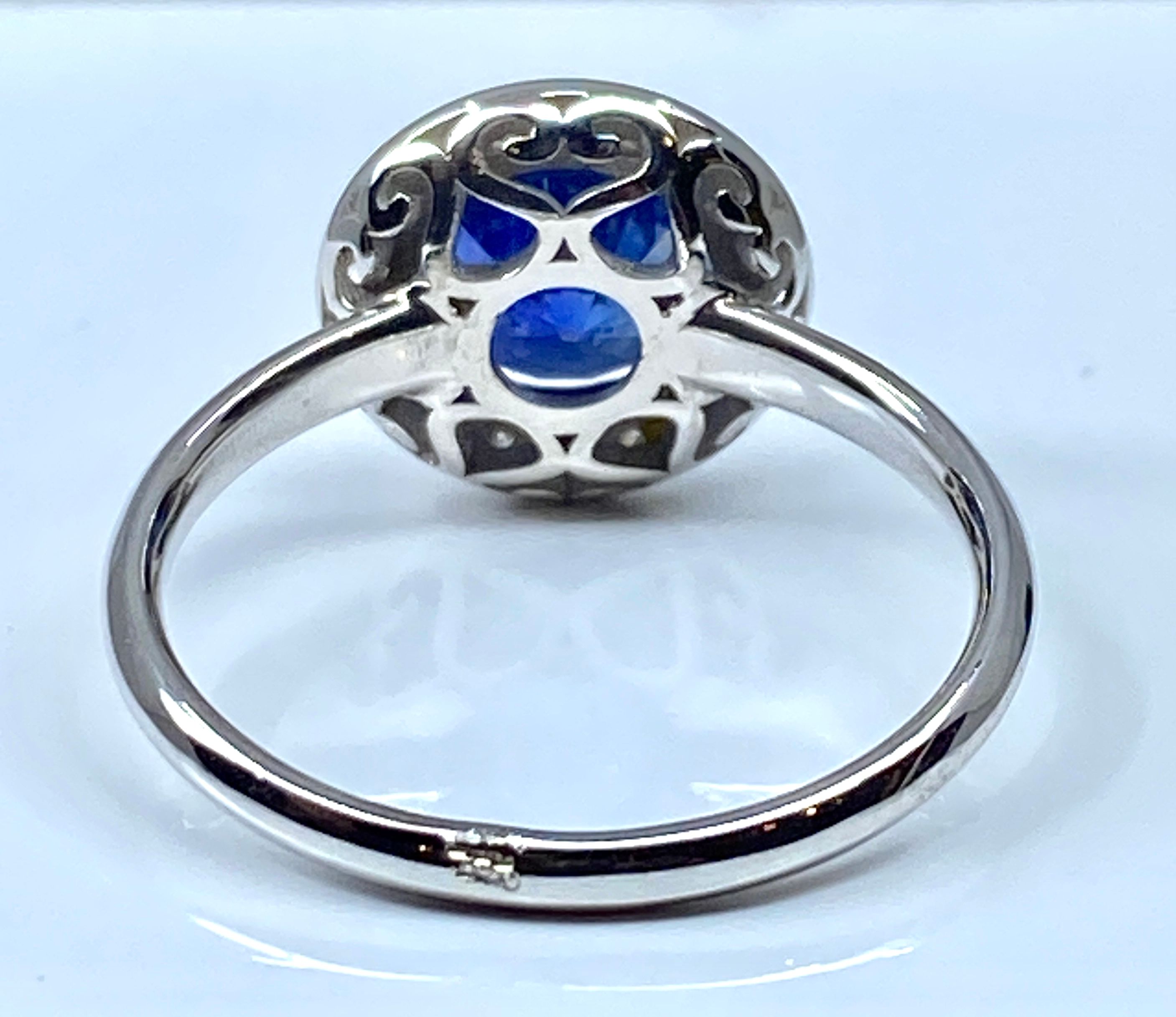 Bague de fiançailles en or blanc 18 carats en saphir et diamants