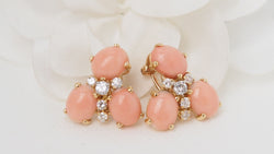 Boucles d'oreilles en or jaune, Cabochons de corail et diamants