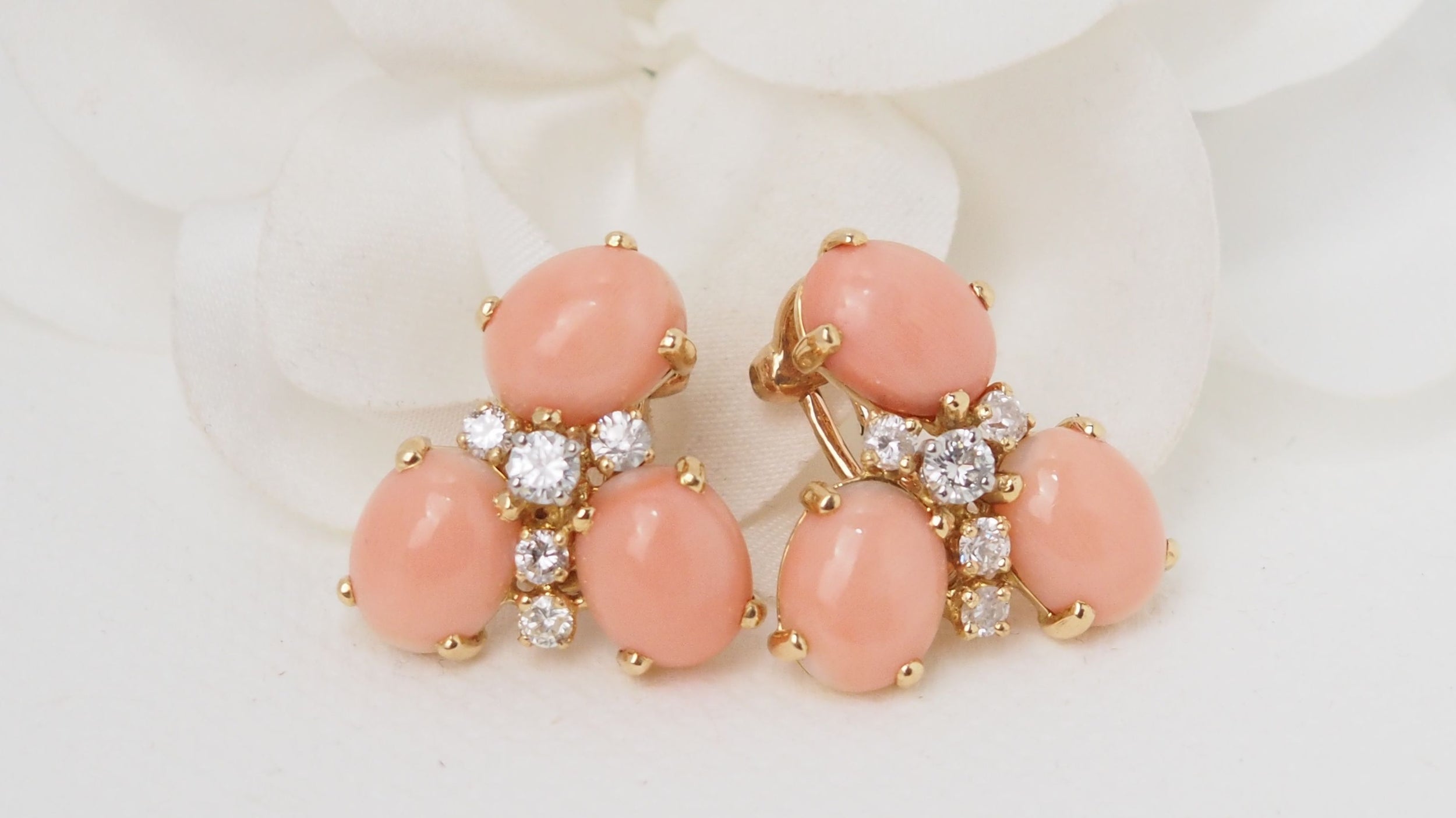 Boucles d'oreilles en or jaune, Cabochons de corail et diamants