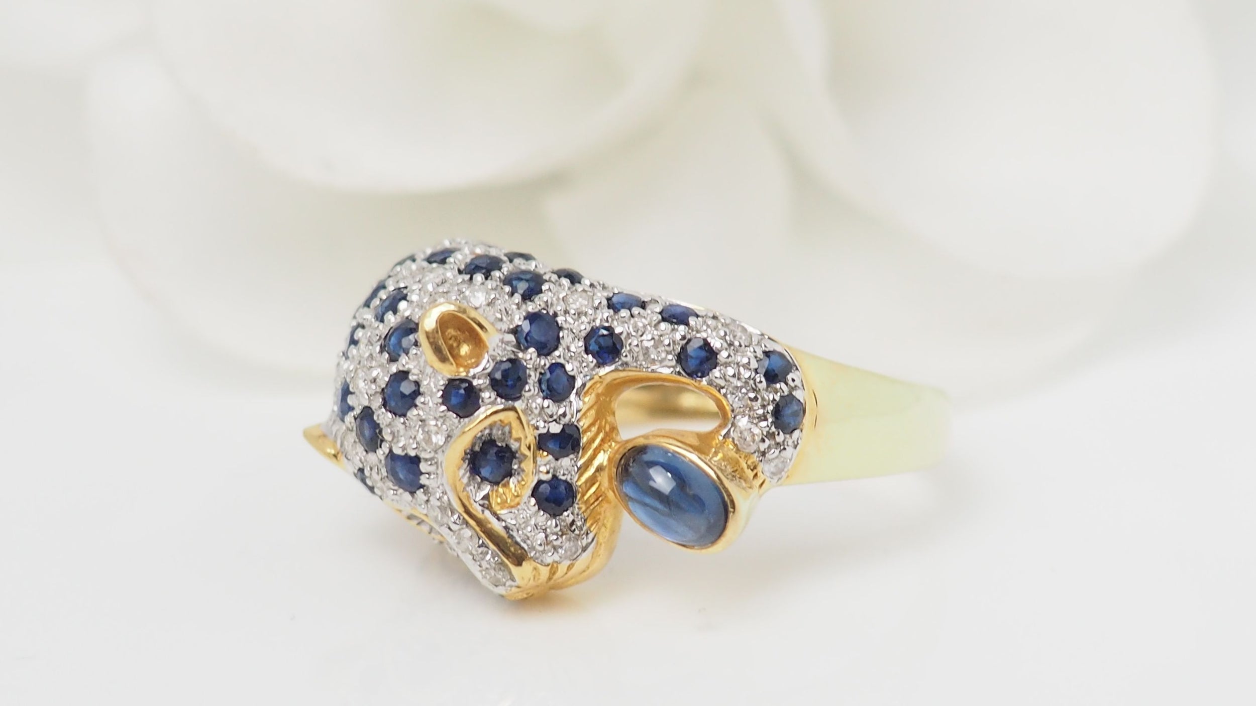 Bague Panthère en or jaune, saphirs et diamants