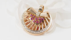 Pendentif en or jaune, rubis et diamants