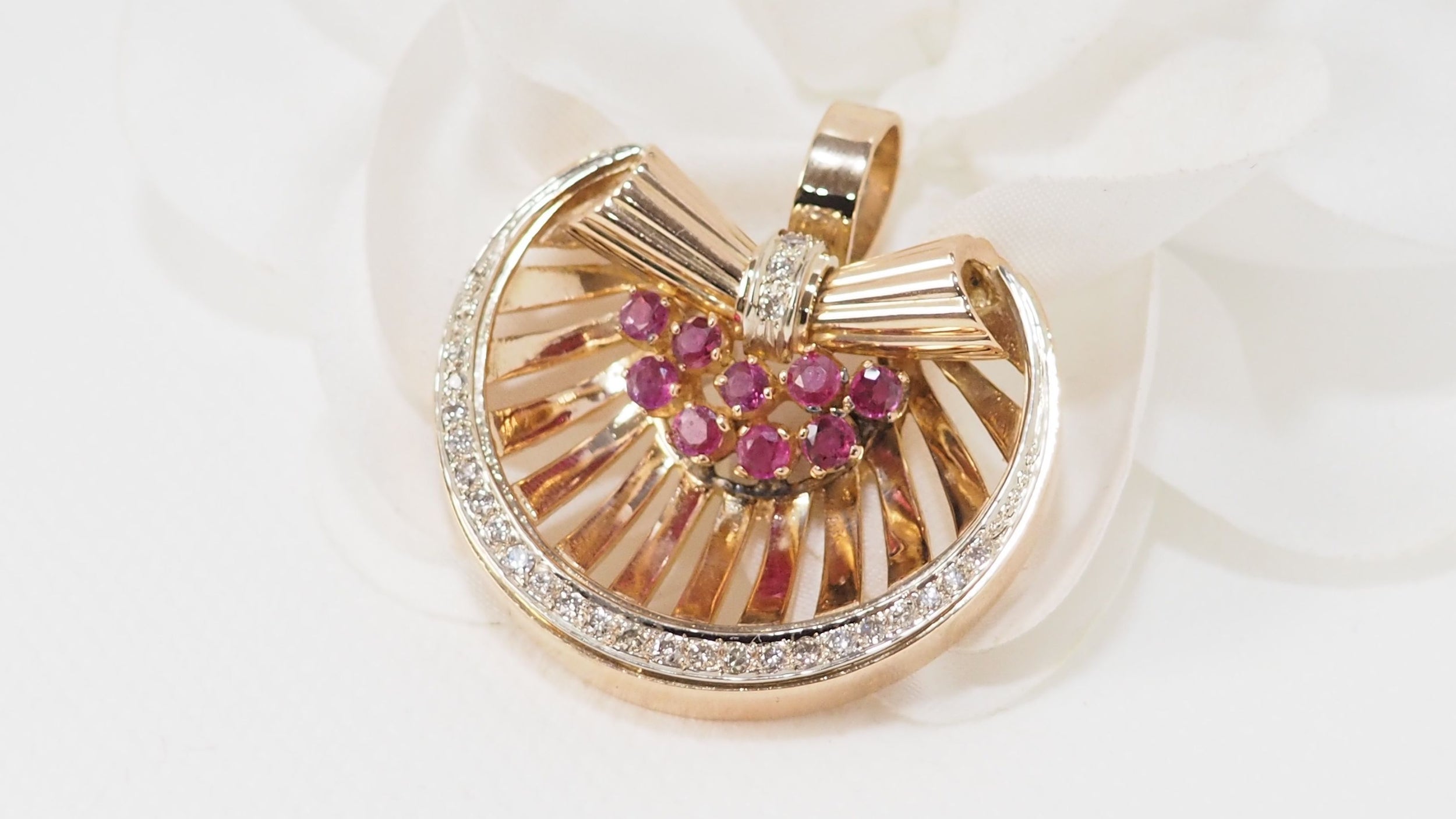 Pendentif en or jaune, rubis et diamants