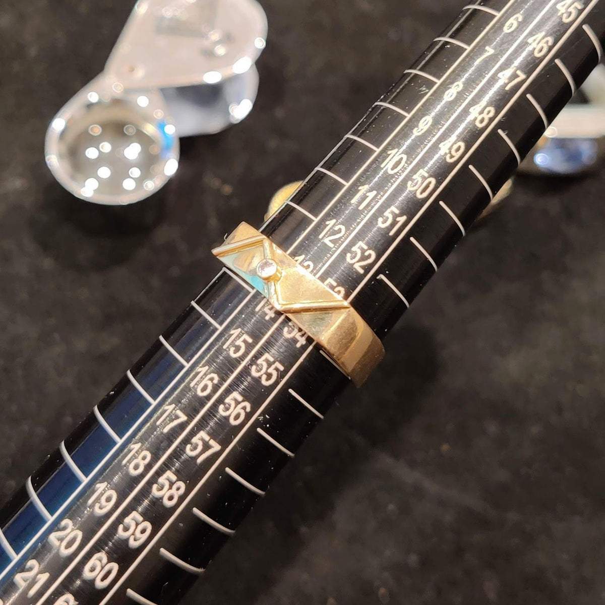 Bague géométrique en or jaune et diamant