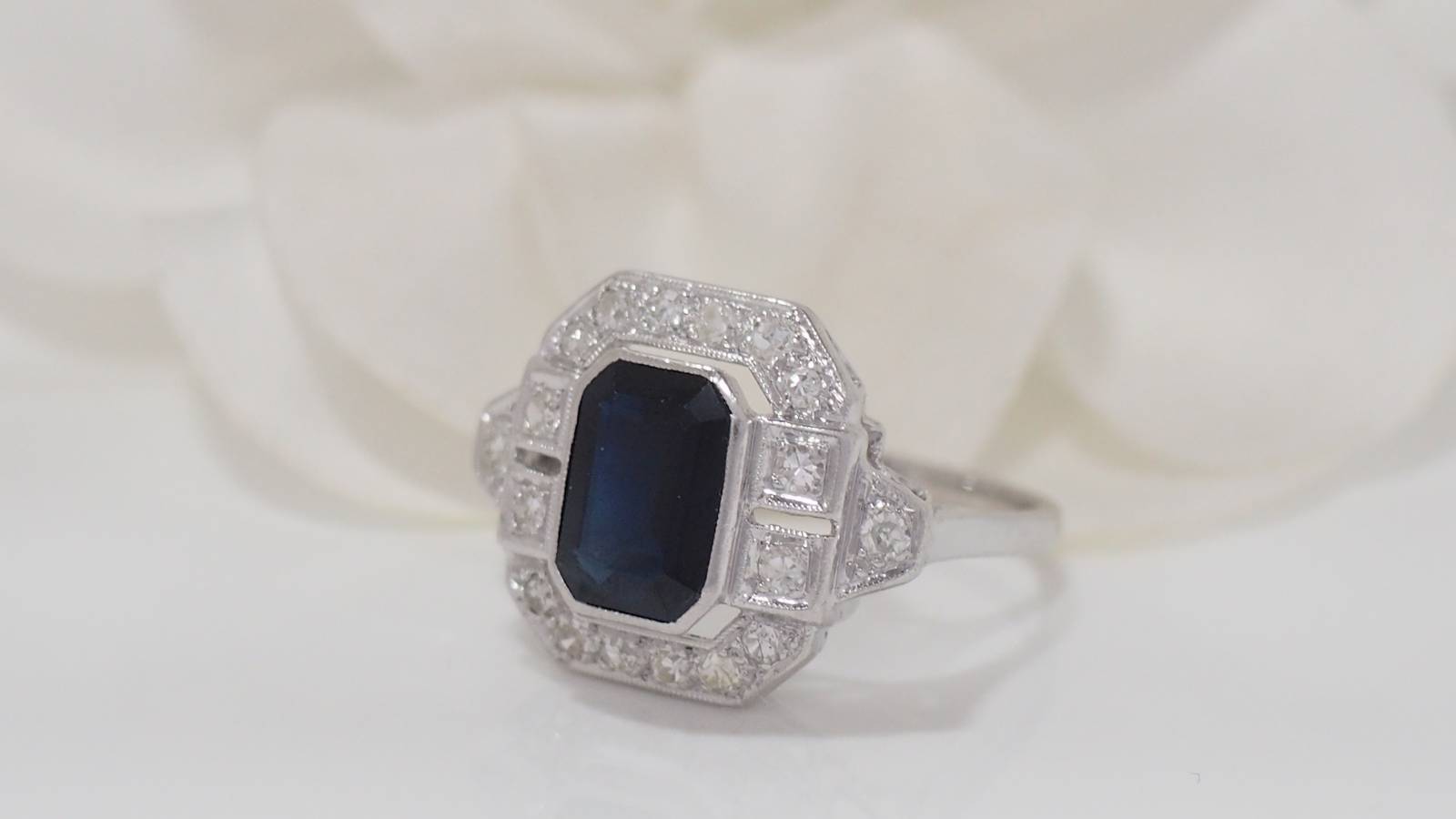 Bague en platine, saphir et diamants