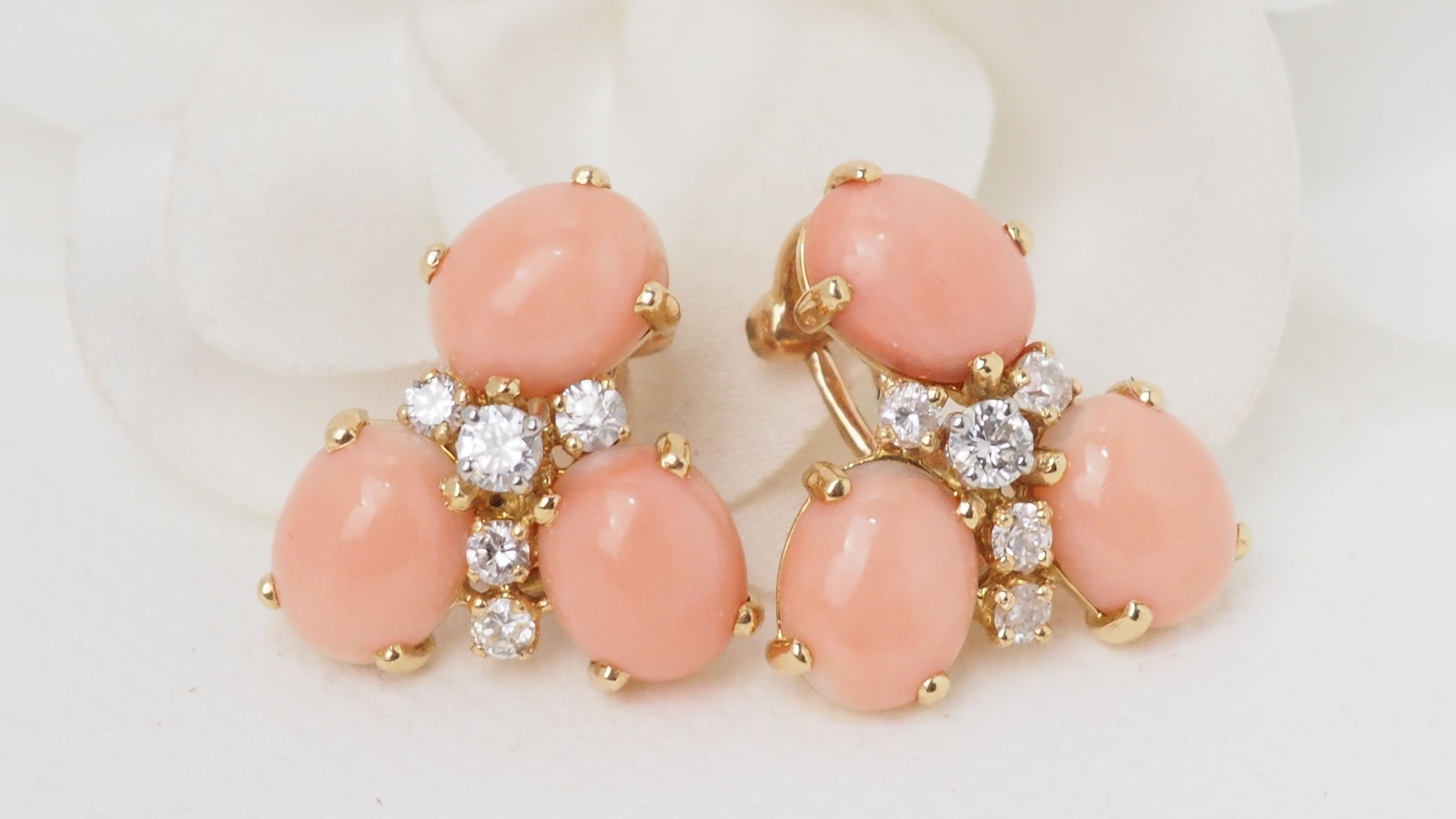 Boucles d'oreilles en or jaune, Cabochons de corail et diamants