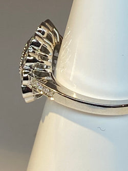 18k gold daisy ring with brilliant-cut diamonds