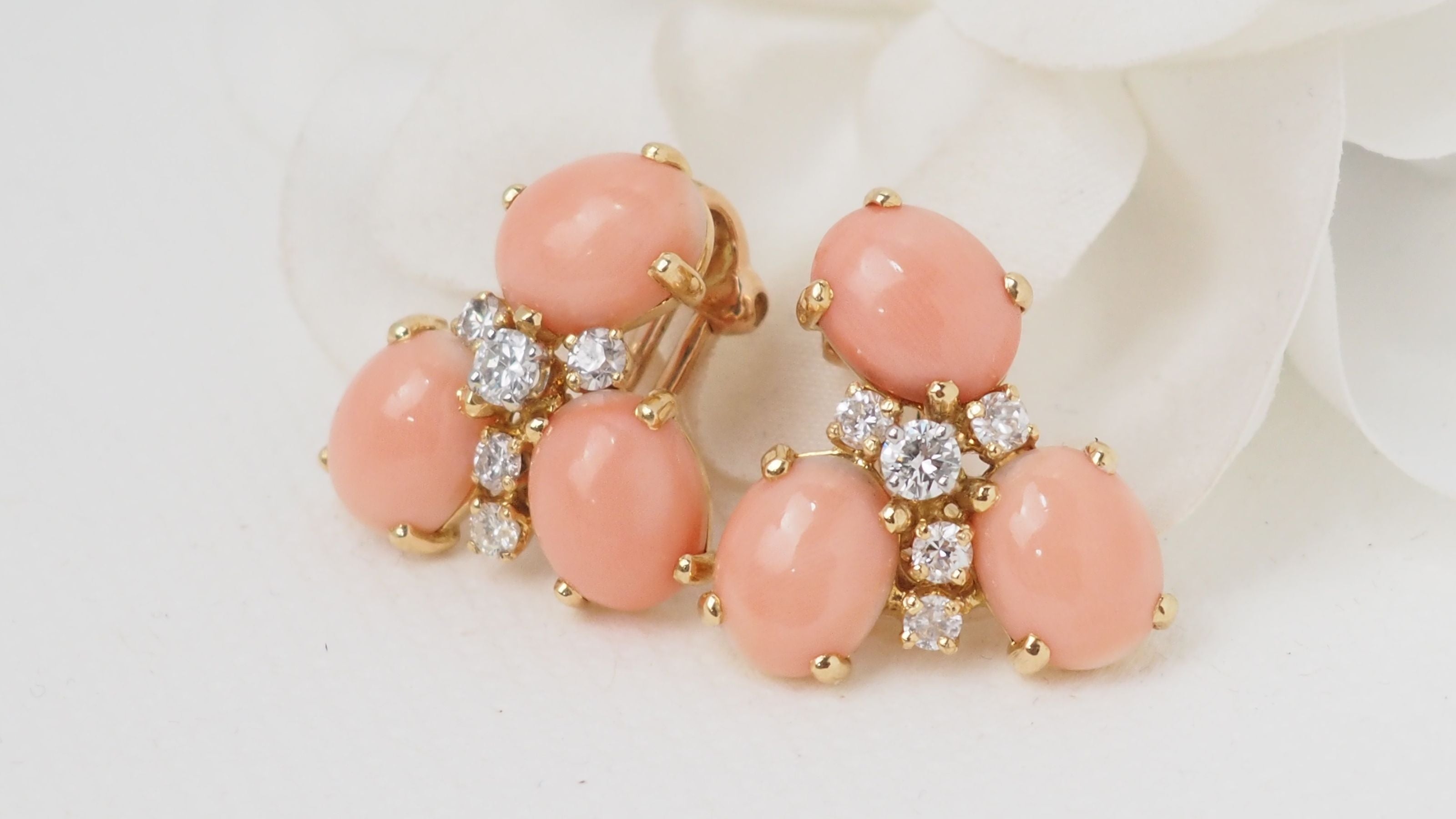 Yellow gold earrings, coral cabochons and diamonds 