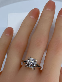 Daisy ring in 18-carat white gold, square shape in gold wire and diamonds