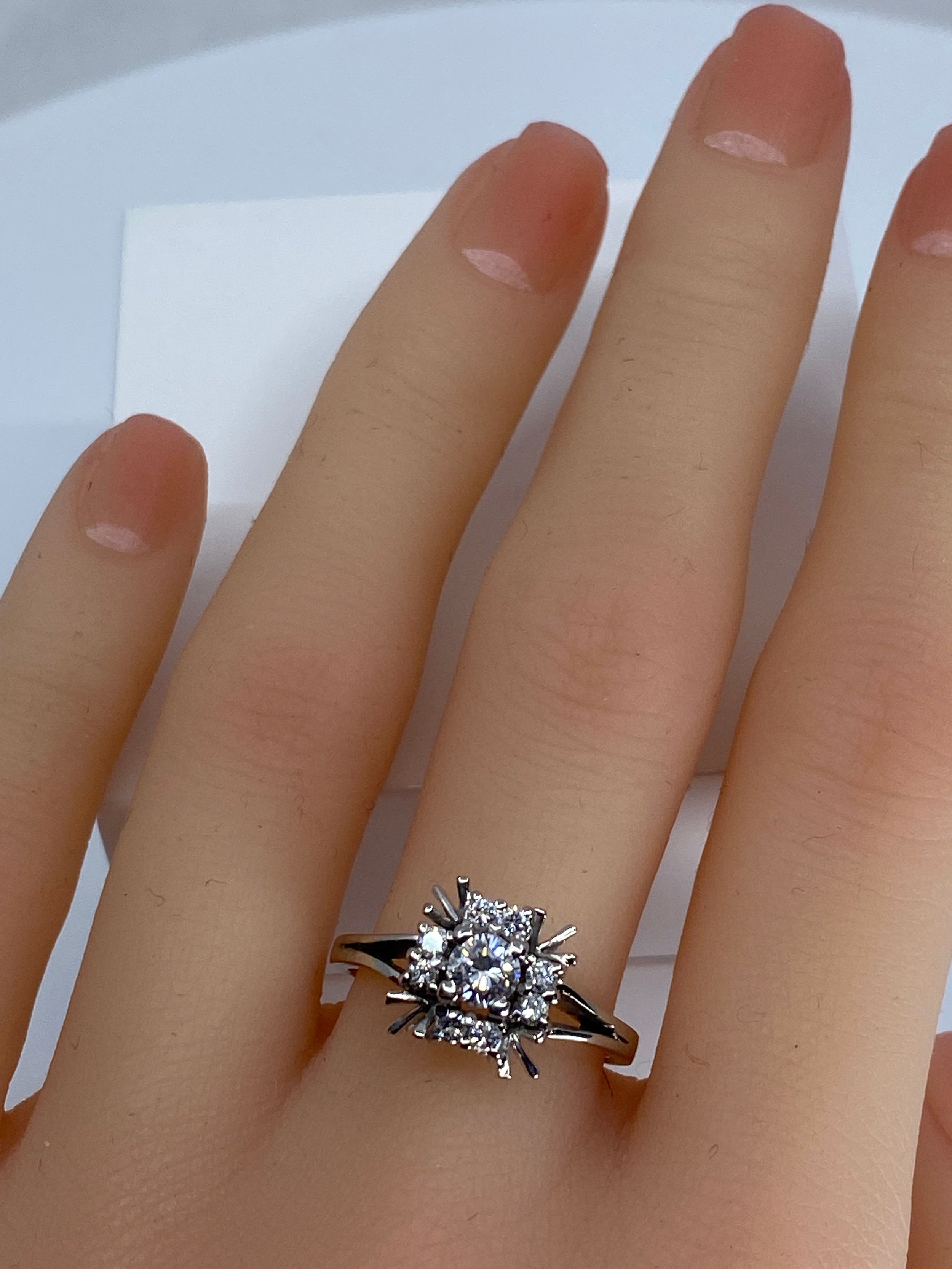 Daisy ring in 18-carat white gold, square shape in gold wire and diamonds